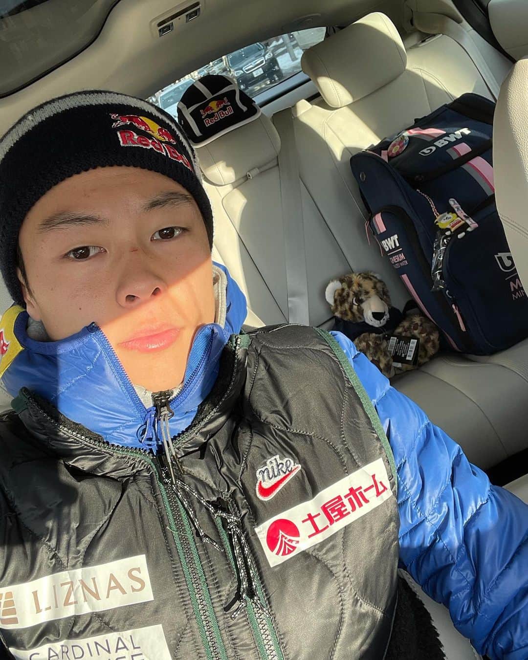 小林陵侑のインスタグラム：「24歳 沢山のメッセージやお祝いありがとうございます。　 多分気持ちはずっと変わらず小学生💩 これからもよろしくお願いします！ さっ！飛ぶぞ！ #24歳初日から顔面に傷  #スキージャンプ #jagur #ipace #jaguarjapan」