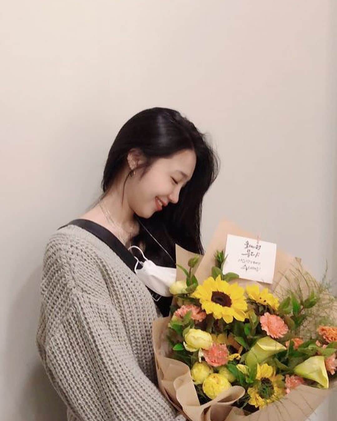 チョン・ウンジのインスタグラム：「가요광장 500일!!❤️ #감사합니다☘️」