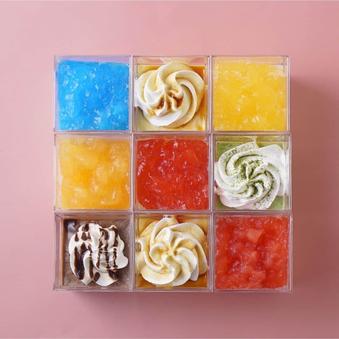 のインスタグラム：「～キュートな見た目×濃厚な味わい～国府宮チーズブランマンジェ おすすめアソート９個セット❤️💙💛  カラフルで可愛い6種類のアソートセット✨ チーズのコクとミルクのまろやかな口溶け両方が楽しめる涼スイーツです！  ・ストロベリー ・ハニーレモン ・大人のラムネ味 ・プラチナミルク ・生チョコ味 ・抹茶ミルク  おすすめの「プラチナミルク」、「ハニーレモン」、「ストロベリー」は2個ずつ入っています！  ギフトにもピッタリ😊✨ ＝＝＝＝＝＝＝＝＝＝＝ この投稿をtap→商品を見る、又はプロフィールのショップを見るからご購入頂けます🧁 ＊＊＊＊＊＊＊＊＊＊＊＊＊＊＊＊＊＊＊＊＊＊＊＊＊＊ ⁠ ⁠⁠⁠⁠⁠⁠⁠⁠⁠⁠⁠⁠⁠⁠⁠⁠Cake.jpでは、皆さんからシェアされた⁣⠀⁠⁠⁠⁠⁠⁠⁠ ⁠ 素敵なお祝いのコンテストをおこなっています⁠🙌⁠ ⁠ ⁠⁠⁠ ⁠ 👇フォトジェアニバーサリー参加方法👇⁠ ⁠ ⁠⁠ ※10月より参加方法が変わります  Cake.jpのケーキでのお祝いの様子を⁣⠀⁠⁠⁠⁠⁠⁠⁠⁠ ⁠ @iiicakejp #フォトジェアニバーサリー で タグ付けしてシェアするだけ🌈  ご参加を心よりお待ちしております💡 ⁠ ※当アカウントと同様のなりすましアカウントが報告されています。当社とは関係がございませんのでご注意くださいませ※ ＊＊＊＊＊＊＊＊＊＊＊＊＊＊＊＊＊＊＊＊＊＊＊＊＊＊ #美味しいもの好きな人と繋がりたい#おうちスイーツ#お取り寄せスイーツ #お家パーティー#ケーキ通販#お取り寄せグルメ#甘党#素敵なお祝い#スイーツ好きな人と繋がりたい#食べるの好きな人と繋がりたい#お土産#手土産スイーツ#スイーツ好き#スイーツ部#プレゼント#サプライズ#お菓子#かわいいスイーツ#おうちおやつ#おやつ#おうち時間＃おうちおやつ#お家時間#食後のおやつ#おやつ#食後のデザート#チーズブランマンジェ#カラフル」