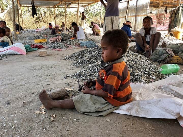 NBC Newsさんのインスタグラム写真 - (NBC NewsInstagram)「The Dept. of Labor has identified mica mined in Madagascar as a good produced by child labor, a distinction that advocates say will put pressure on companies to modify their supply chains.⁠ . ⁠ The move follows a 2019 @nbcnews investigation that revealed children as young as 4 were working in underground mica pits in the African nation. Click the link in our bio to read more. ⁠ . ⁠ 📷 Christine Romo / @nbcnews」11月11日 16時01分 - nbcnews
