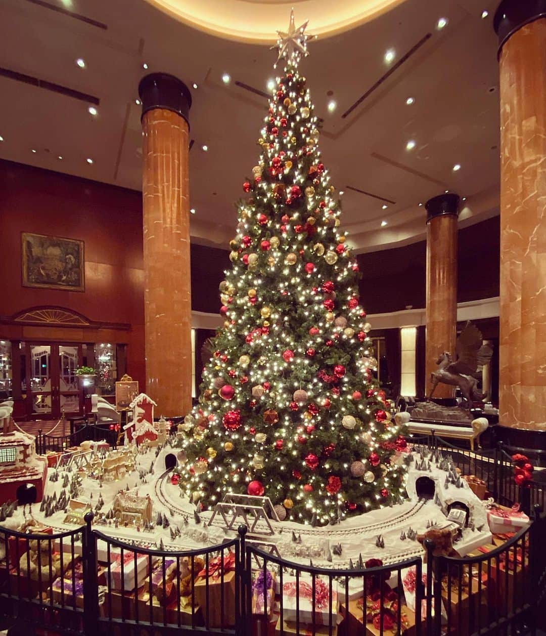 知華のインスタグラム：「2020.11.11 ウェスティンホテル。 クリスマスツリーがとても素敵🎄 GO to travelで安くなってびっくり。  #ウェスティンホテル #gotoトラベル #クリスマスツリー #クリスマス#🎄」