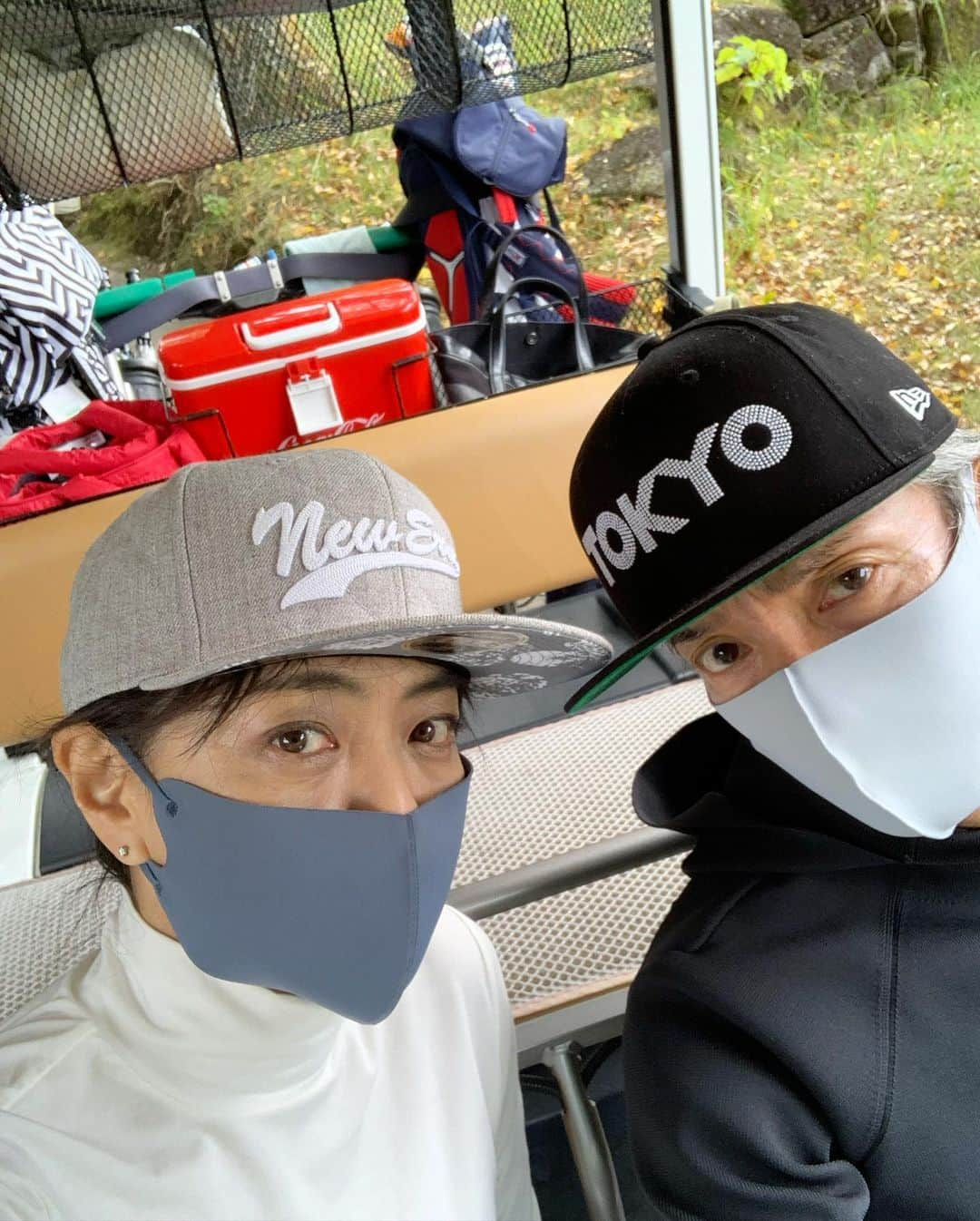 前田典子さんのインスタグラム写真 - (前田典子Instagram)「#ゴルフ日和🏌️‍♀️ #紅葉🍁始まり   #猿🐒#キジ🦜　にも出会えた #大人の遠足　#ゴルフ⛳️ #スーパーマリオ　 @hibinoya  #ジャンプ　  私は ドライバーの当たりが悪く😢気持ちいい当たりが出なかった😰  けど #天気がいいし #気持ちいい　☀️ #前向きに笑う😁  #谷プレッシャー #ＯＢ連発　#森にボール吸い込まれる #レギュラーティー  はすごい谷越え🔵 あたしはお得な#レディスティー 🔴  #フェアウェイが急斜面  ２人とも #新しい　@newerajapan の #キャップ　#フラットビル  #ゴルフウェア @pearlygates_official」11月11日 16時09分 - maenorichang