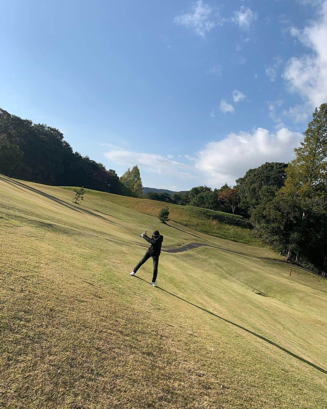 前田典子さんのインスタグラム写真 - (前田典子Instagram)「#ゴルフ日和🏌️‍♀️ #紅葉🍁始まり   #猿🐒#キジ🦜　にも出会えた #大人の遠足　#ゴルフ⛳️ #スーパーマリオ　 @hibinoya  #ジャンプ　  私は ドライバーの当たりが悪く😢気持ちいい当たりが出なかった😰  けど #天気がいいし #気持ちいい　☀️ #前向きに笑う😁  #谷プレッシャー #ＯＢ連発　#森にボール吸い込まれる #レギュラーティー  はすごい谷越え🔵 あたしはお得な#レディスティー 🔴  #フェアウェイが急斜面  ２人とも #新しい　@newerajapan の #キャップ　#フラットビル  #ゴルフウェア @pearlygates_official」11月11日 16時09分 - maenorichang