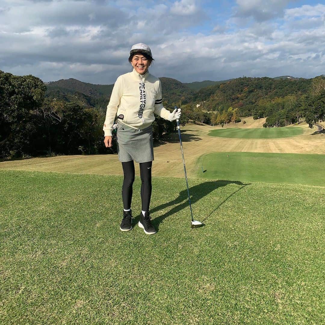 前田典子さんのインスタグラム写真 - (前田典子Instagram)「#ゴルフ日和🏌️‍♀️ #紅葉🍁始まり   #猿🐒#キジ🦜　にも出会えた #大人の遠足　#ゴルフ⛳️ #スーパーマリオ　 @hibinoya  #ジャンプ　  私は ドライバーの当たりが悪く😢気持ちいい当たりが出なかった😰  けど #天気がいいし #気持ちいい　☀️ #前向きに笑う😁  #谷プレッシャー #ＯＢ連発　#森にボール吸い込まれる #レギュラーティー  はすごい谷越え🔵 あたしはお得な#レディスティー 🔴  #フェアウェイが急斜面  ２人とも #新しい　@newerajapan の #キャップ　#フラットビル  #ゴルフウェア @pearlygates_official」11月11日 16時09分 - maenorichang