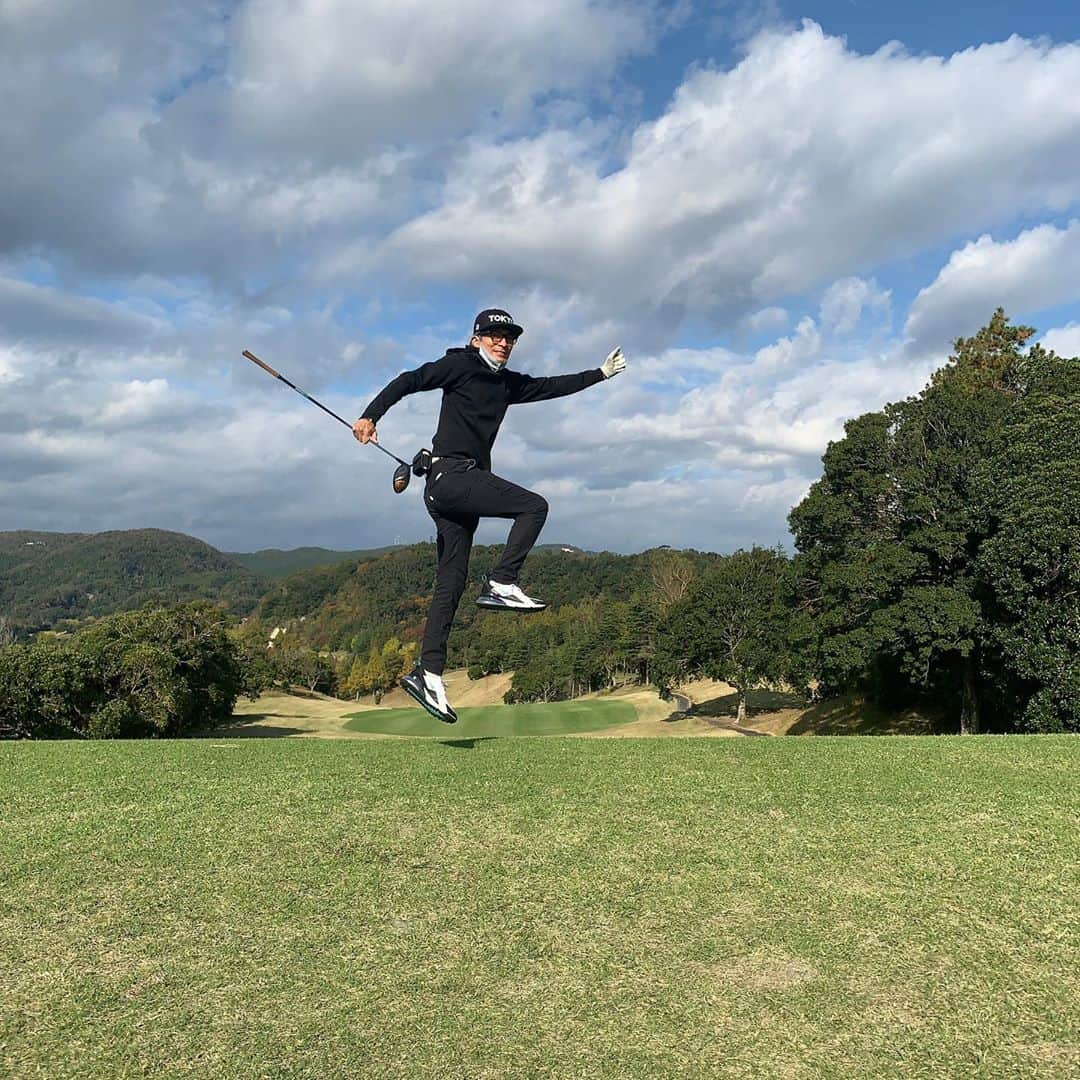 前田典子さんのインスタグラム写真 - (前田典子Instagram)「#ゴルフ日和🏌️‍♀️ #紅葉🍁始まり   #猿🐒#キジ🦜　にも出会えた #大人の遠足　#ゴルフ⛳️ #スーパーマリオ　 @hibinoya  #ジャンプ　  私は ドライバーの当たりが悪く😢気持ちいい当たりが出なかった😰  けど #天気がいいし #気持ちいい　☀️ #前向きに笑う😁  #谷プレッシャー #ＯＢ連発　#森にボール吸い込まれる #レギュラーティー  はすごい谷越え🔵 あたしはお得な#レディスティー 🔴  #フェアウェイが急斜面  ２人とも #新しい　@newerajapan の #キャップ　#フラットビル  #ゴルフウェア @pearlygates_official」11月11日 16時09分 - maenorichang