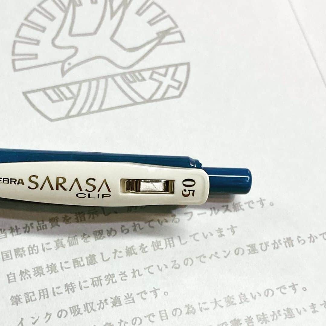 早織のインスタグラム：「何本も使っているペン。SARASAのブルーグレー。」