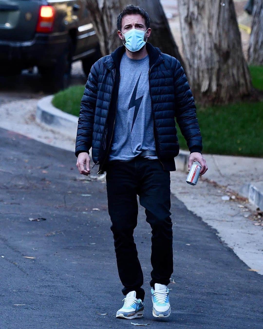Just Jaredさんのインスタグラム写真 - (Just JaredInstagram)「@benaffleck stays safe in a face mask while out on a morning walk.  #BenAffleck Photos: Backgrid」11月11日 16時10分 - justjared