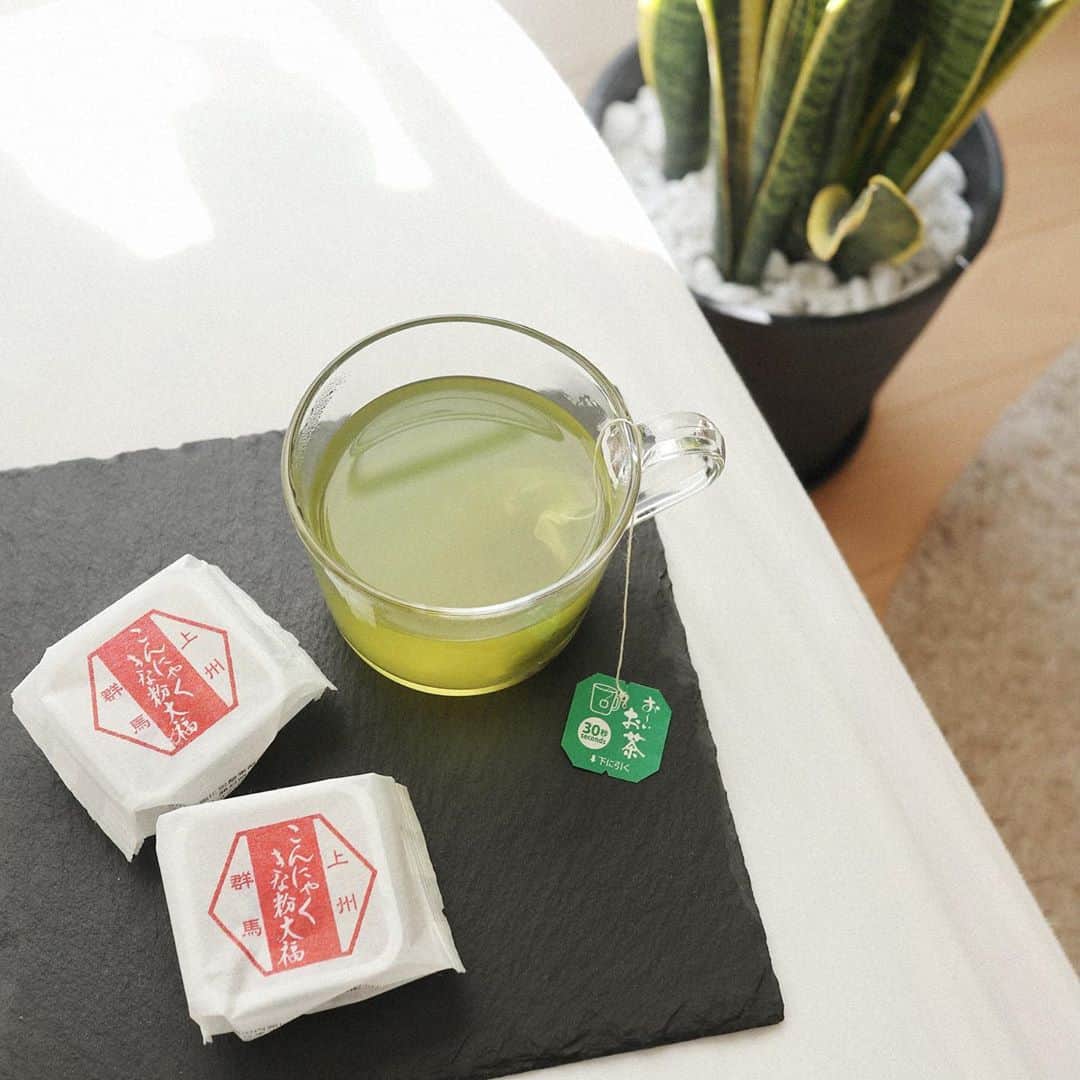 リナのインスタグラム：「Tea Time 🍵  普段は、 紅茶や珈琲でブレイクしてるけど たまには 緑茶でほっこりしたい🍵  パパがツーリングの帰りに買ってきたお土産を食べながら、 ボーッとする時間が至福❤︎  家事の合間にや在宅のおともに、 エコ対応の緑茶ティーバッグ！  キッチンやダイニングに置いていてもインテリアの邪魔にならない クラフト紙のおしゃれなデザインもお気に入り♪  個包装のパケがプラから紙に変更されて、エコも意識！ 身近なことから出来るエコも大切★  アクスル・LOHACO限定の マグネットクリップも使い勝手が良くて🙆‍♀️ ...................................................... #LOHACO #ロハコ #LOHACO限定 #ロハコ限定 #伊藤園 #おーいお茶 #ティータイム #おうち時間 #サスティナブルな暮らし #monipla #lohaco_fan」