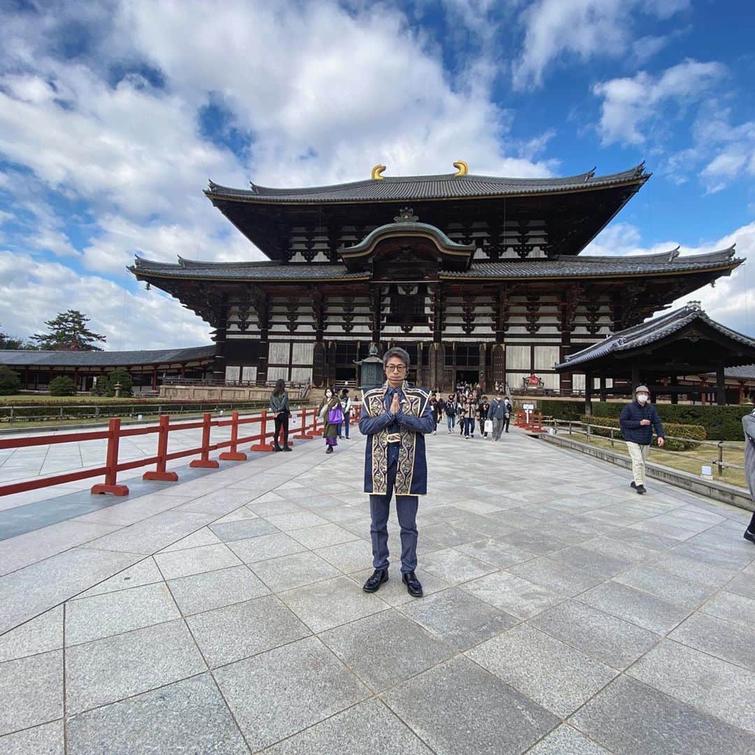 田村淳のインスタグラム：「今年２度目の東大寺 大仏殿の大きさに感動！ 南大門はいつ見ても荘厳！  日本が人口550万人の時に 270万人が工事に携わったらしいよ^_^  あなたが好きな日本の建物はなんですか？」