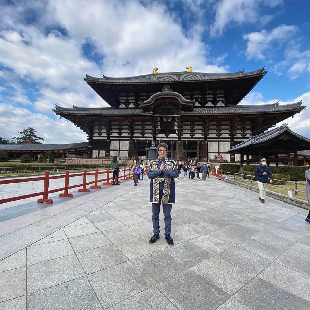 田村淳さんのインスタグラム写真 - (田村淳Instagram)「今年２度目の東大寺 大仏殿の大きさに感動！ 南大門はいつ見ても荘厳！  日本が人口550万人の時に 270万人が工事に携わったらしいよ^_^  あなたが好きな日本の建物はなんですか？」11月11日 16時21分 - atsushilb