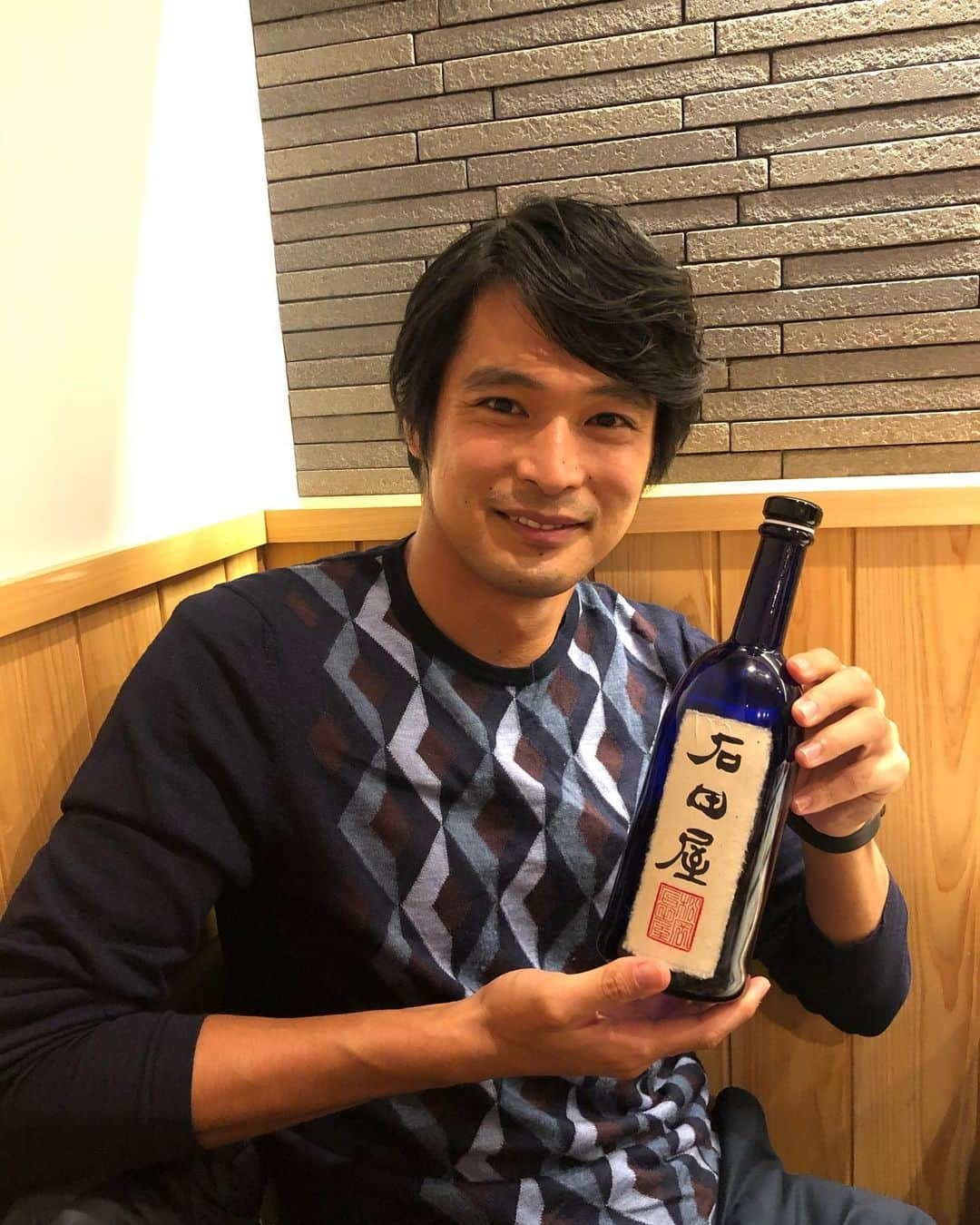 青山隼さんのインスタグラム写真 - (青山隼Instagram)「日本酒。黒龍石田屋。 水を飲んでいるかのような感覚。 口の中にスッと入ってきてびっくりしました。冬はポン酒で乾杯〜。 #石田屋 #黒龍 #日本酒 #日本酒好きな人と繋がりたい #ポン酒タグラム #ポン酒  #乾杯」11月11日 16時17分 - jun_aoyama_show_wa