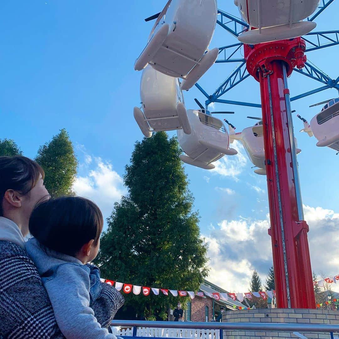 林希乃花さんのインスタグラム写真 - (林希乃花Instagram)「念願のトーマスランド💙❤️ あっちにもこっちにもトーマスキャラクターが沢山いたのでぽんちゃんは大興奮でした！ フォロワーさんにおすすめしてもらったハロルドカレーも食べたよ😋 可愛い容器も持って帰れるのは嬉しかったなぁ🥰 また詳しくはぽんちゃんアカウントに書いてるのでよかったら見てみてください🎶  #トーマスランド #富士急ハイランド #子連れ旅行 #2歳児 #男の子ママ #イヤイヤ期 #ママコーデ #ママスタ」11月11日 16時29分 - nonokagram