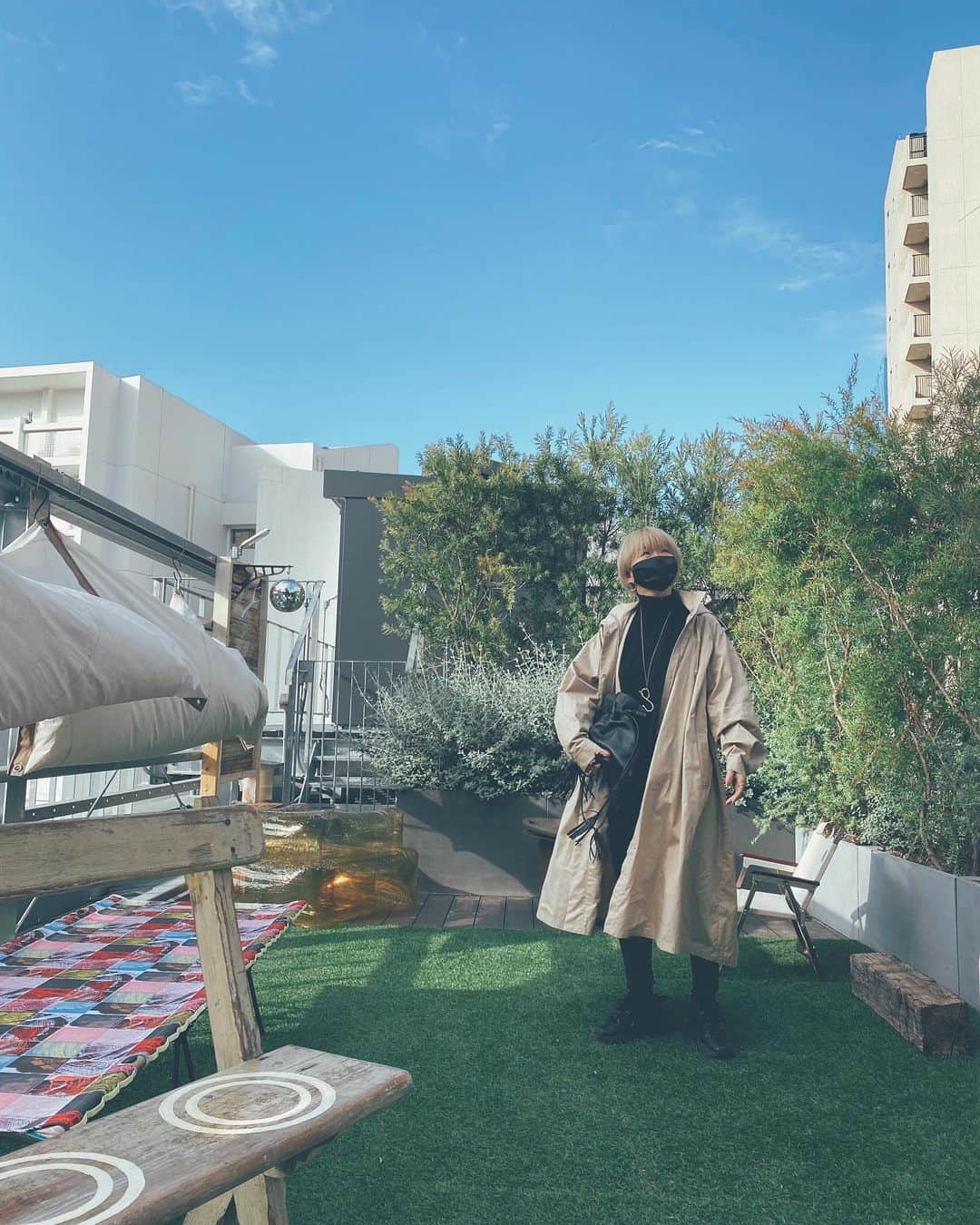 藤田敦子のインスタグラム：「ㅤ 空が綺麗〜〜〜💕 ㅤ お気に入りの @etretokyo のコートは 寒くなっても中に厚着できるから 今年の冬たくさん着ようと思う😉 綿にコーティングしているから艶っぽさもあり、 独特のしっとりな質感がとても良い😍 ㅤ 📸 @annanagata  ㅤ @eat_play_works  #eatplayworks #epwlife」