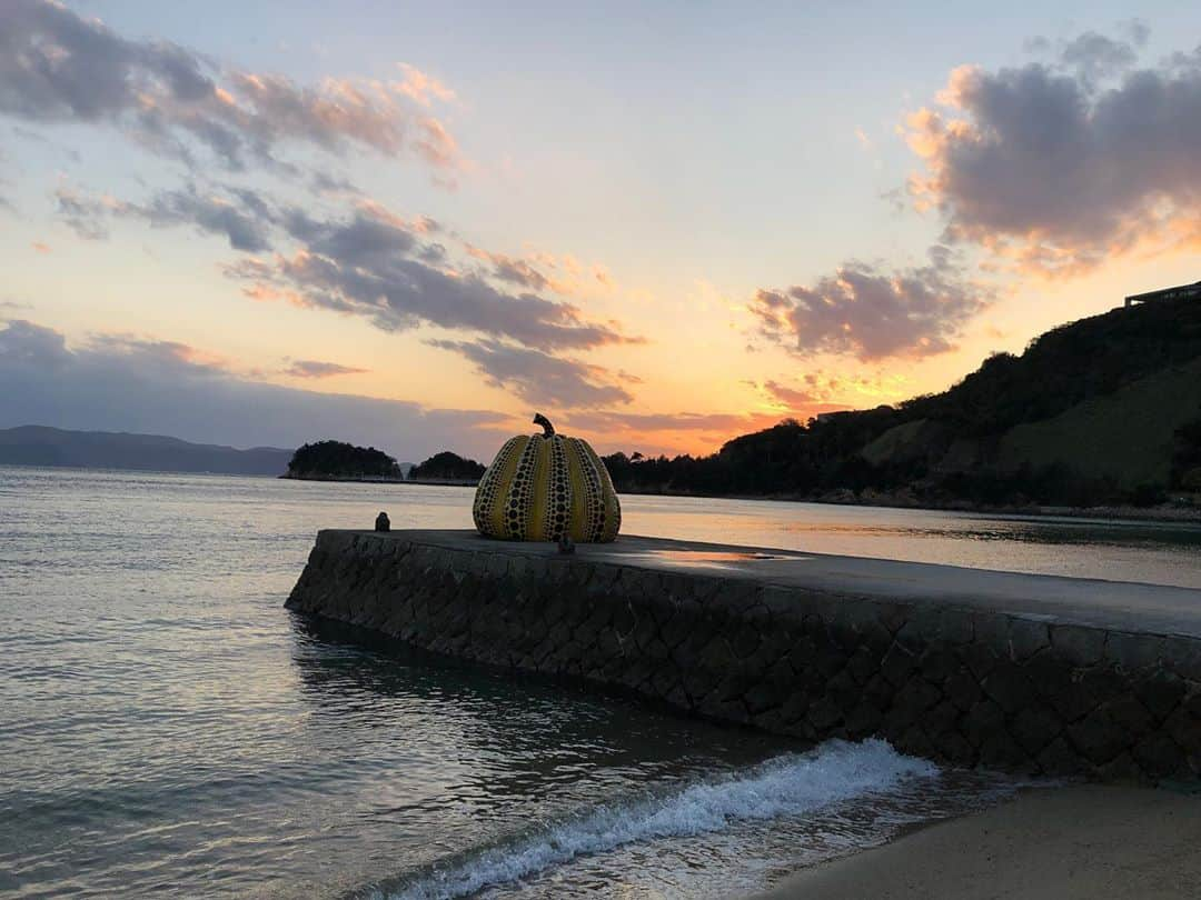 熊澤枝里子さんのインスタグラム写真 - (熊澤枝里子Instagram)「先日、大阪への出張撮影の後、実家へ。 神戸の実家から母と車で『香川→直島→淡路島』の旅へ。 お天気にも恵まれ、とても充実の旅で楽しかった！  明石海峡大橋を渡り、香川でおうどん。 直島でアート。 金比羅山へ。 淡路島でお寿司。  神戸からだと車で全て回れるので、盛りだくさんで楽しい、とても充実プラン。 香川から直島へはフェリーか高速船。 今はgoto も使えてなお嬉しい。  ずっと行きたかった香川のおうどん屋さんで食べたちくわ天が「こんなに美味しいのか！」とびっくり。もちろんおうどんも美味しかった。  直島はとにかく海も景色も美しく、ベネッセコーポレーションが手がける空間系のアートはこの場所だから叶うもの、見れるもの。 行けて良かった。 美術館の中にあるベネッセハウスに宿泊しました。 美しい自然の中でアートな空間に浸れる優雅な時間でした。 ご飯はベネッセハウス内でフレンチのコースがセットでした。  金比羅山は、本当に沢山の階段を登って、軽い遊歩道登山。 この日もお天気が良く、金比羅山に神がかった光が差し込んでいました。 参道の麓にある「かまたまソフト」はなんとソフトクリームにネギと醤油。私はネギ嫌いなので「かまたまソフトネギ抜き」で。 生姜風味のソフトクリームにお醤油のこれがまさかのかなり美味しかった！  ラストは、明石海峡大橋を渡る前に、 淡路島の港近くのお寿司屋さんへ。 新鮮なお魚を捌いたお寿司が美味しかった！  そして大好きな母との旅が、かけがえのない幸せな時間でした😌❣️ 母、何から何までありがとう。  充実の1泊2日プラン。 関西方面の方はぜひ。 ・ ・ ・ #母娘旅 #gotoトラベル  #旅クマ子  #直島　#香川　#淡路島 #ベネッセハウス  #金比羅山　 #香川うどん  #淡路島お寿司」11月11日 16時21分 - kumazawa_eriko