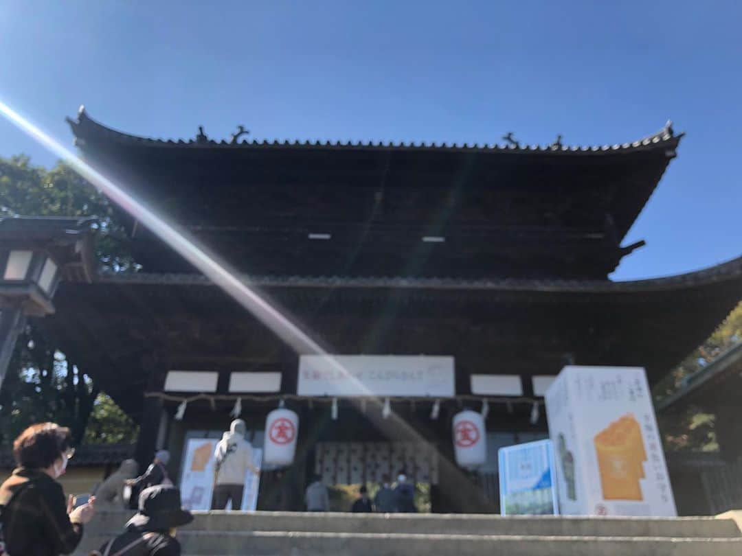 熊澤枝里子さんのインスタグラム写真 - (熊澤枝里子Instagram)「先日、大阪への出張撮影の後、実家へ。 神戸の実家から母と車で『香川→直島→淡路島』の旅へ。 お天気にも恵まれ、とても充実の旅で楽しかった！  明石海峡大橋を渡り、香川でおうどん。 直島でアート。 金比羅山へ。 淡路島でお寿司。  神戸からだと車で全て回れるので、盛りだくさんで楽しい、とても充実プラン。 香川から直島へはフェリーか高速船。 今はgoto も使えてなお嬉しい。  ずっと行きたかった香川のおうどん屋さんで食べたちくわ天が「こんなに美味しいのか！」とびっくり。もちろんおうどんも美味しかった。  直島はとにかく海も景色も美しく、ベネッセコーポレーションが手がける空間系のアートはこの場所だから叶うもの、見れるもの。 行けて良かった。 美術館の中にあるベネッセハウスに宿泊しました。 美しい自然の中でアートな空間に浸れる優雅な時間でした。 ご飯はベネッセハウス内でフレンチのコースがセットでした。  金比羅山は、本当に沢山の階段を登って、軽い遊歩道登山。 この日もお天気が良く、金比羅山に神がかった光が差し込んでいました。 参道の麓にある「かまたまソフト」はなんとソフトクリームにネギと醤油。私はネギ嫌いなので「かまたまソフトネギ抜き」で。 生姜風味のソフトクリームにお醤油のこれがまさかのかなり美味しかった！  ラストは、明石海峡大橋を渡る前に、 淡路島の港近くのお寿司屋さんへ。 新鮮なお魚を捌いたお寿司が美味しかった！  そして大好きな母との旅が、かけがえのない幸せな時間でした😌❣️ 母、何から何までありがとう。  充実の1泊2日プラン。 関西方面の方はぜひ。 ・ ・ ・ #母娘旅 #gotoトラベル  #旅クマ子  #直島　#香川　#淡路島 #ベネッセハウス  #金比羅山　 #香川うどん  #淡路島お寿司」11月11日 16時21分 - kumazawa_eriko