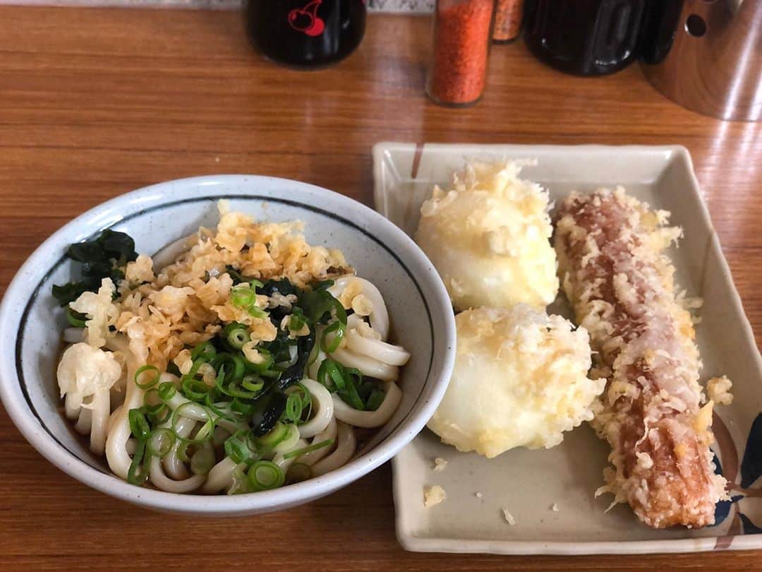 熊澤枝里子さんのインスタグラム写真 - (熊澤枝里子Instagram)「先日、大阪への出張撮影の後、実家へ。 神戸の実家から母と車で『香川→直島→淡路島』の旅へ。 お天気にも恵まれ、とても充実の旅で楽しかった！  明石海峡大橋を渡り、香川でおうどん。 直島でアート。 金比羅山へ。 淡路島でお寿司。  神戸からだと車で全て回れるので、盛りだくさんで楽しい、とても充実プラン。 香川から直島へはフェリーか高速船。 今はgoto も使えてなお嬉しい。  ずっと行きたかった香川のおうどん屋さんで食べたちくわ天が「こんなに美味しいのか！」とびっくり。もちろんおうどんも美味しかった。  直島はとにかく海も景色も美しく、ベネッセコーポレーションが手がける空間系のアートはこの場所だから叶うもの、見れるもの。 行けて良かった。 美術館の中にあるベネッセハウスに宿泊しました。 美しい自然の中でアートな空間に浸れる優雅な時間でした。 ご飯はベネッセハウス内でフレンチのコースがセットでした。  金比羅山は、本当に沢山の階段を登って、軽い遊歩道登山。 この日もお天気が良く、金比羅山に神がかった光が差し込んでいました。 参道の麓にある「かまたまソフト」はなんとソフトクリームにネギと醤油。私はネギ嫌いなので「かまたまソフトネギ抜き」で。 生姜風味のソフトクリームにお醤油のこれがまさかのかなり美味しかった！  ラストは、明石海峡大橋を渡る前に、 淡路島の港近くのお寿司屋さんへ。 新鮮なお魚を捌いたお寿司が美味しかった！  そして大好きな母との旅が、かけがえのない幸せな時間でした😌❣️ 母、何から何までありがとう。  充実の1泊2日プラン。 関西方面の方はぜひ。 ・ ・ ・ #母娘旅 #gotoトラベル  #旅クマ子  #直島　#香川　#淡路島 #ベネッセハウス  #金比羅山　 #香川うどん  #淡路島お寿司」11月11日 16時21分 - kumazawa_eriko