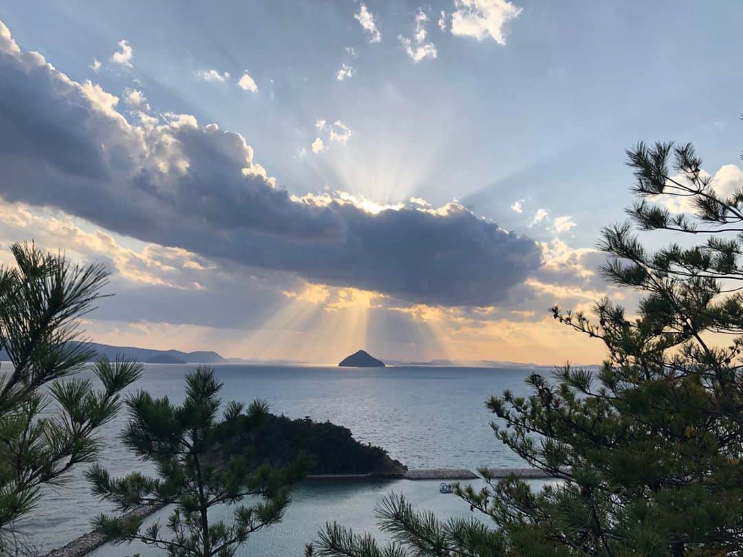 熊澤枝里子さんのインスタグラム写真 - (熊澤枝里子Instagram)「先日、大阪への出張撮影の後、実家へ。 神戸の実家から母と車で『香川→直島→淡路島』の旅へ。 お天気にも恵まれ、とても充実の旅で楽しかった！  明石海峡大橋を渡り、香川でおうどん。 直島でアート。 金比羅山へ。 淡路島でお寿司。  神戸からだと車で全て回れるので、盛りだくさんで楽しい、とても充実プラン。 香川から直島へはフェリーか高速船。 今はgoto も使えてなお嬉しい。  ずっと行きたかった香川のおうどん屋さんで食べたちくわ天が「こんなに美味しいのか！」とびっくり。もちろんおうどんも美味しかった。  直島はとにかく海も景色も美しく、ベネッセコーポレーションが手がける空間系のアートはこの場所だから叶うもの、見れるもの。 行けて良かった。 美術館の中にあるベネッセハウスに宿泊しました。 美しい自然の中でアートな空間に浸れる優雅な時間でした。 ご飯はベネッセハウス内でフレンチのコースがセットでした。  金比羅山は、本当に沢山の階段を登って、軽い遊歩道登山。 この日もお天気が良く、金比羅山に神がかった光が差し込んでいました。 参道の麓にある「かまたまソフト」はなんとソフトクリームにネギと醤油。私はネギ嫌いなので「かまたまソフトネギ抜き」で。 生姜風味のソフトクリームにお醤油のこれがまさかのかなり美味しかった！  ラストは、明石海峡大橋を渡る前に、 淡路島の港近くのお寿司屋さんへ。 新鮮なお魚を捌いたお寿司が美味しかった！  そして大好きな母との旅が、かけがえのない幸せな時間でした😌❣️ 母、何から何までありがとう。  充実の1泊2日プラン。 関西方面の方はぜひ。 ・ ・ ・ #母娘旅 #gotoトラベル  #旅クマ子  #直島　#香川　#淡路島 #ベネッセハウス  #金比羅山　 #香川うどん  #淡路島お寿司」11月11日 16時21分 - kumazawa_eriko