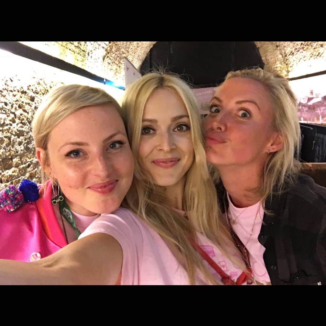 ファーン・コットンのインスタグラム：「Happy birthday queens. I love you both so much @howtoglitteraturd @marsbar88  This is how chuffed I look to be in a Hallenga sarnie.  Have the best day knowing that you continue to inspire, motivate, and energise so many. Love you ♥️♥️♥️ @coppafeelpeople」