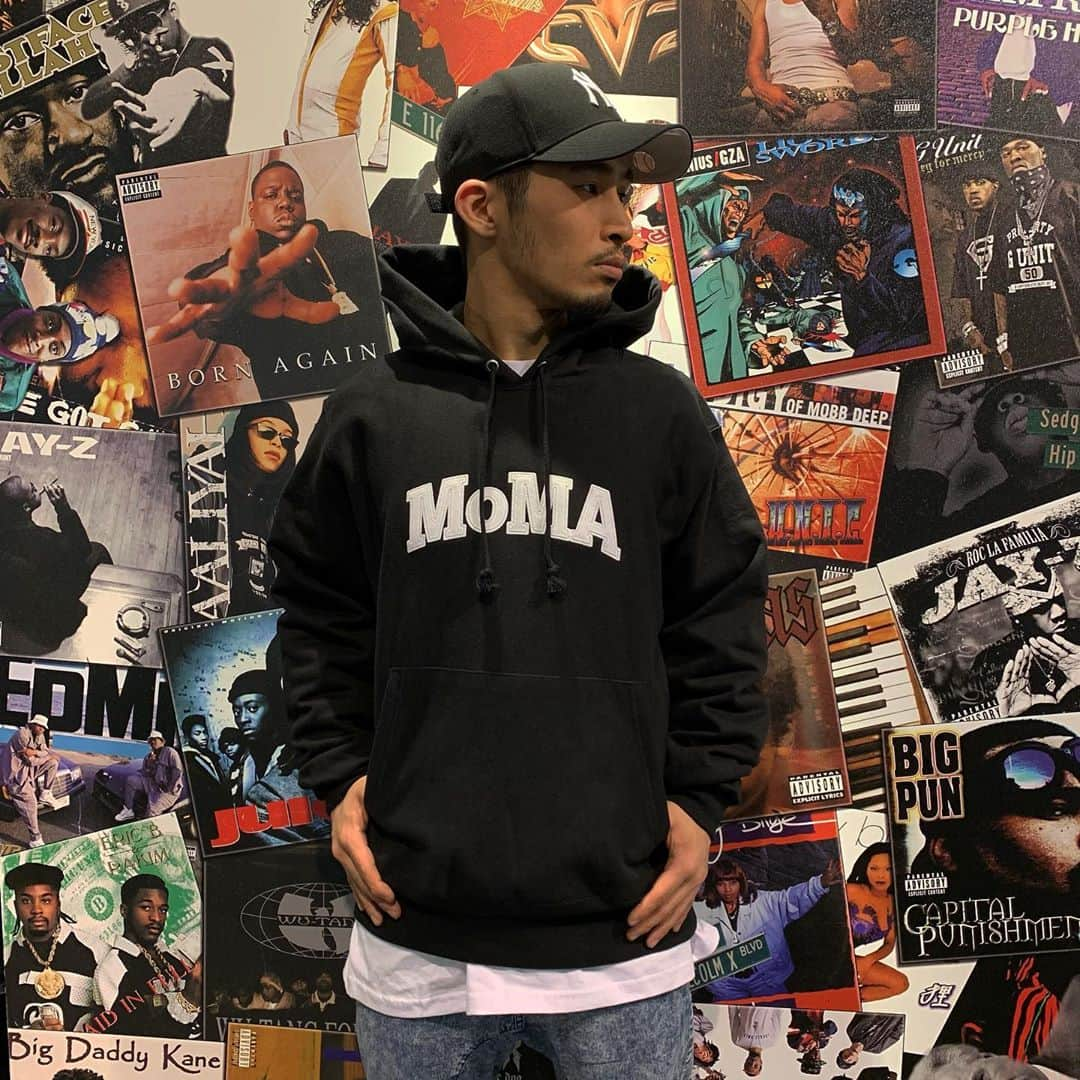 GROW AROUNDさんのインスタグラム写真 - (GROW AROUNDInstagram)「MoMA x CHAMPION REVERSE WEAVE P/O HOODY 入荷しております🧏🏾‍♀️✨  ニューヨーク近代美術館"The Museum of Modern Art, New York"の頭文字"MoMA"のアップリケを縫い付けたオフィシャルアイテムです🗽🇺🇸  🙋🏻‍♂️165cm   ・BLAK→Mサイズ   ・GLAY→Lサイズ  🗽DiverCity🎡 11:00~20:00  ※GROW AROUND Diver City店 平日と土日祝日にて営業時間が変更となっております。ご来店の際は営業時間にお気をつけください。 (平日)11:00~20:00 (土日祝)10:00~20:00  . #growaround  #growaroundnewarrivals  #growarounddivercity #moma」11月11日 16時25分 - growaround