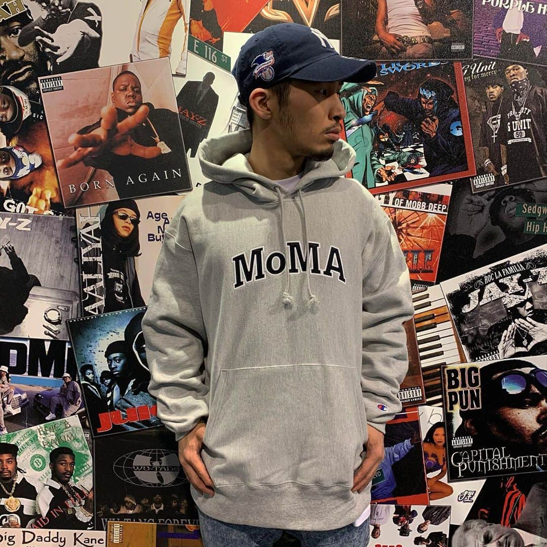 GROW AROUNDさんのインスタグラム写真 - (GROW AROUNDInstagram)「MoMA x CHAMPION REVERSE WEAVE P/O HOODY 入荷しております🧏🏾‍♀️✨  ニューヨーク近代美術館"The Museum of Modern Art, New York"の頭文字"MoMA"のアップリケを縫い付けたオフィシャルアイテムです🗽🇺🇸  🙋🏻‍♂️165cm   ・BLAK→Mサイズ   ・GLAY→Lサイズ  🗽DiverCity🎡 11:00~20:00  ※GROW AROUND Diver City店 平日と土日祝日にて営業時間が変更となっております。ご来店の際は営業時間にお気をつけください。 (平日)11:00~20:00 (土日祝)10:00~20:00  . #growaround  #growaroundnewarrivals  #growarounddivercity #moma」11月11日 16時25分 - growaround