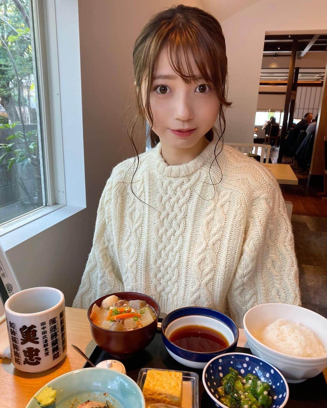YUMIのインスタグラム：「. 昨日、魚忠でご飯食べたよ🐟 お魚美味しかった〜🤤💕 → @uochu_imaizumi   大親友が福岡に帰ってきて 本当嬉しい！！🧚🏻‍♀️✨  そのあと久しぶりにカラオケ🤣  ちなみに今日も一緒にいる🥰  #魚忠#今泉#福岡#ごはん#ランチ #福岡グルメ#お刺身#天神ランチ  #福岡ランチ」
