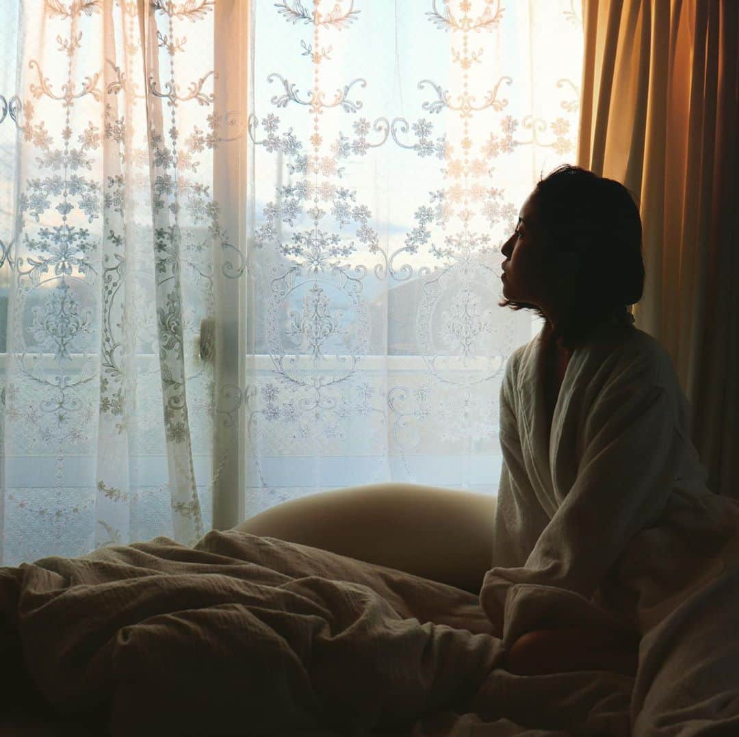 春名風花さんのインスタグラム写真 - (春名風花Instagram)「お部屋にとても良い光が﻿ 射し込んでくるので活かしたいなあ✨﻿ ﻿ あ！﻿ 土曜日の夜21時頃から﻿ 久しぶりにYouTubeLIVEやります🌼.*﻿ ﻿ お楽しみに〜😋﻿ ﻿ #春名風花﻿ #自然光﻿ #YouTube」11月11日 16時37分 - harunafuka