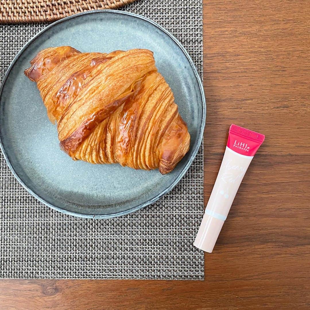SunSmile(株式会社サンスマイル) 公式のインスタグラム：「【ミニカラーリップ チェリーレッド】 . . リトルポシェットより発売されました、いつでもつれて歩けるコスメ、小さいポーチやズボンのポケットなどにも入れられる便利アイテム、『ミニカラーリップ』のご紹介😊❤️. . . ティントカラー、グロス、美容液が入って一本でメイク&ケアが完了しちゃいます❤️. . . 一番使いやすい定番カラー❤️ どんなシーンでも可愛く使えるチェリーレッドはイエベかブルベかわかんなーいって方に特におすすめしたいです😊❤️. . . . . #ミニカラーリップ#ノールックリップ#リトルポシェット#くちびる#リップケア#リップ#リップメイク#リップティント#リップグロス#くちびる美容#くちびる美容液#美容液#コスメ#メイク#メイク動画#メイクアップ#メイク好きさんと繋がりたい」