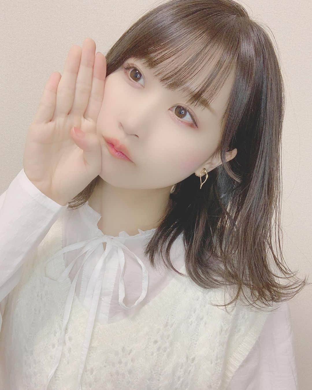 八木沙季のインスタグラム：「✋✋ . よっ✋😗 .」