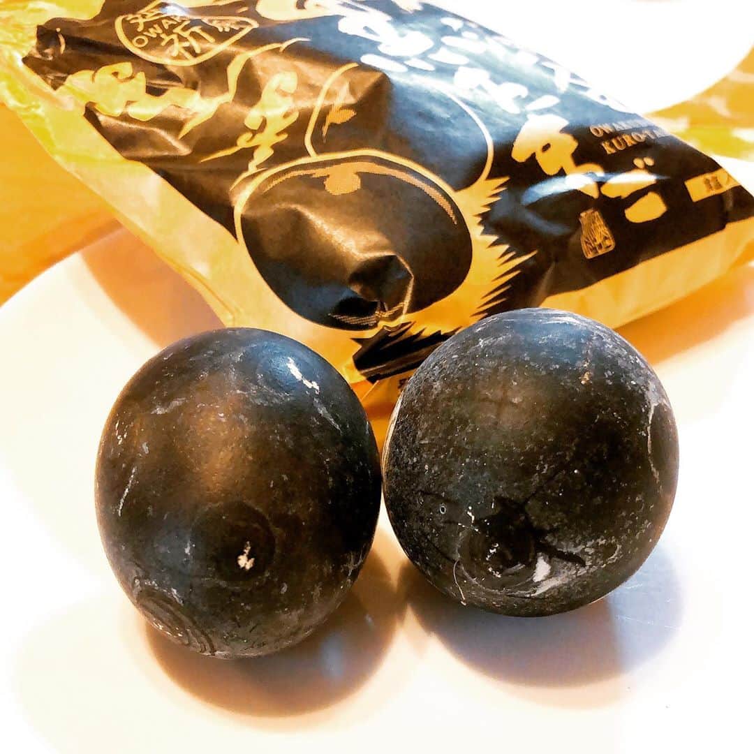 上杉洋史のインスタグラム：「Owakudani black boiled eggs. #hakone #owakudani #boiledeggs」