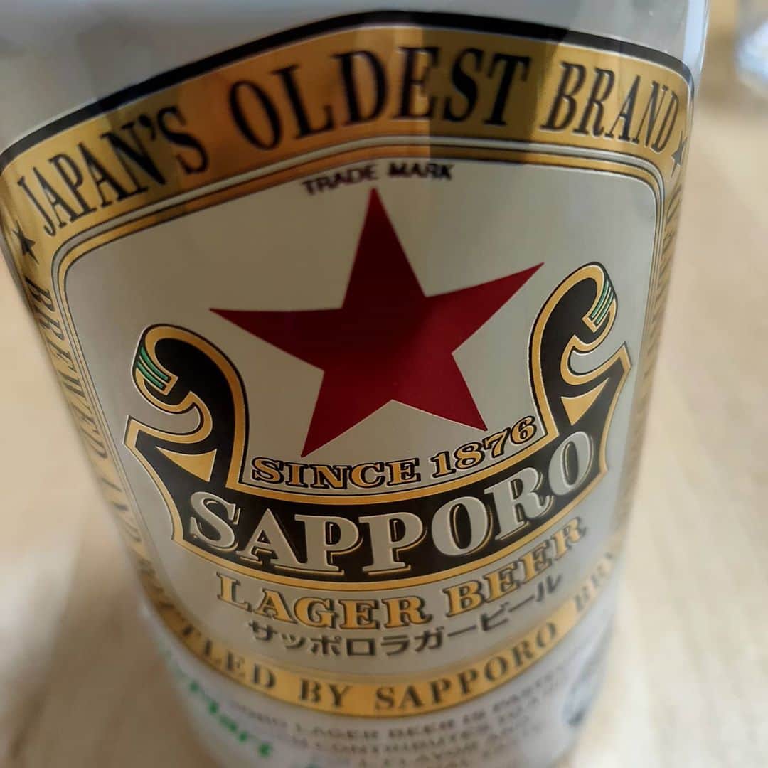 Ritsukoさんのインスタグラム写真 - (RitsukoInstagram)「ラガービールが美味しく感じる。サッポロとかラガーはお父さんの飲み物やと思ってたのになぁ。あ、おれ、もうそういう年齢か。おやつにビールでドーピングしたので、今日は久々ベース弾こうかな。ベースの日やしね。 #ラガービール #sapporo #ベースの日」11月11日 16時46分 - litsuko721