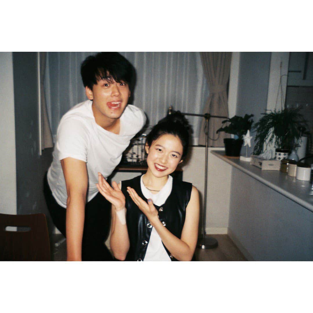 藤野涼子のインスタグラム：「「竹内涼真の撮休」1話見てくださいましたか? 私が出演する2話の放送がなんとあと２日に迫ってきました😳  　13日の深夜0:00より放送されます!  30分間、竹内さんと妹の世界に触れた後ほっこり優しい気分のままおやすみになって次の日皆さんが起きたときにふとドラマのことを思い出してまたふわっと優しい気持ちになってくれたら嬉しいです。  　撮影期間は1日しかなかったのに、たくさんお話ししてくださった竹内さんとわたしのお気に入りのfilmカメラで欲張りして2枚撮っちゃいました。 お納めください☺︎  　#竹内涼真の撮休 #竹内涼真　さん#filmcamera」