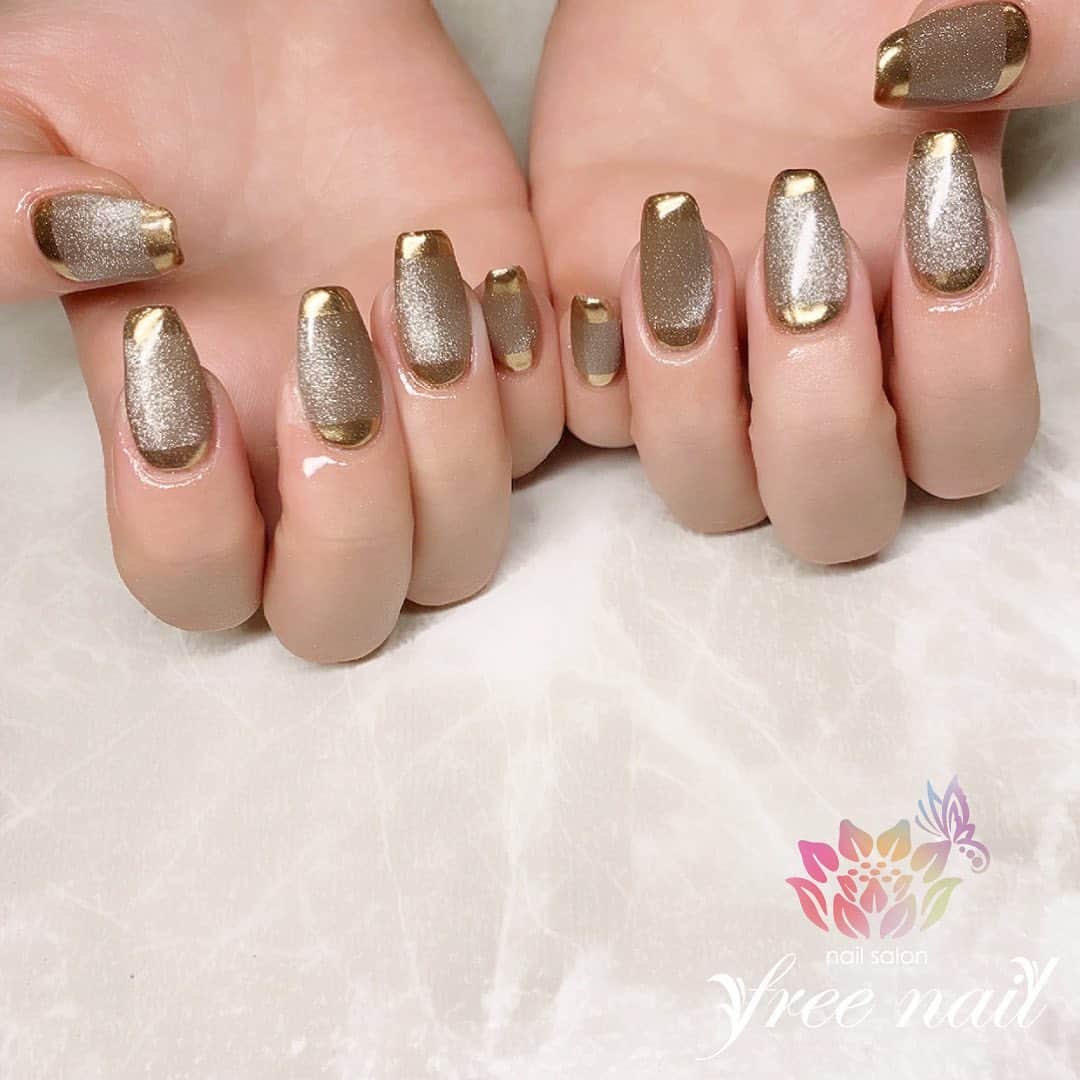 free nail フリーネイルのインスタグラム：「. お客様ネイル💅🏻🍂 . マグネット×ミラーネイル🧲 . 大人気デザイン🪐✨ . スワイプして動画も見てね☝︎🎬✨ . ご来店ありがとうございました🙇🏻‍♀️🙇🏻‍♀️🙇🏻‍♀️💗 . #ネイルアート #ジェルネイル #ネイルサロン #大阪ネイルサロン #ネイルデザイン #ネイルチェンジ #マグネットネイル #マグネットジェル #スターギャラクシーネイル #ミラーネイル #ベージュネイル #ゴールドネイル #デザインネイル #トレンドネイル #大人ネイル #シンプルネイル #スクエアネイル #秋ネイル #autumnnails #nailsart #nailsdid #美甲 #日式美甲 #日式美甲胶 #日本美甲师 #日本美甲老师 #美甲上课 #日本胶 #フリーネイル #freenail」