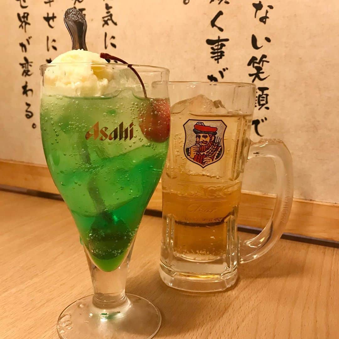 鳥二郎のインスタグラム：「本日もおつかれさまです🐔♪ . 懐かしい味がお酒で楽しめる メロンクリームサワー🌷 新メニューですよ〜🍹🍹  #大人のメロンクリームサワー #メロンクリームサワー #クリームソーダサワー #ハイボール #鳥二郎 #居酒屋」