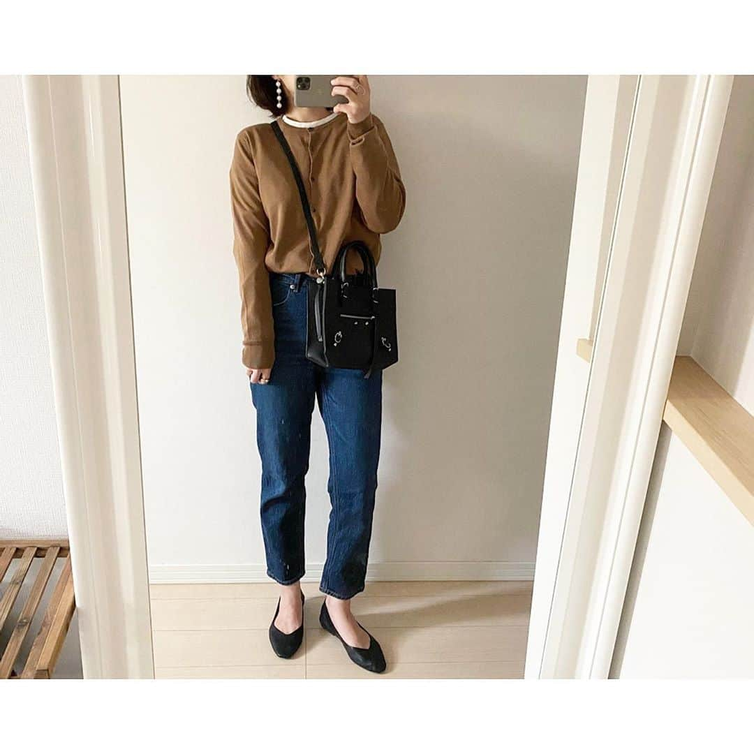 nanaさんのインスタグラム写真 - (nanaInstagram)「* UNIQLO #エクストラファインメリノクルーネックカーディガン 着回し🥰 * 白Tを中に着て、デニム合わせ♡ 大好きな組み合わせです👏🏻 * 小物は黒にしました✨ * * * #ユニクロニット部 #ユニクロニット族 #uniqloginza2020FW #PR #ニットコーデ #ユニクロ」11月11日 16時45分 - nana7_photo