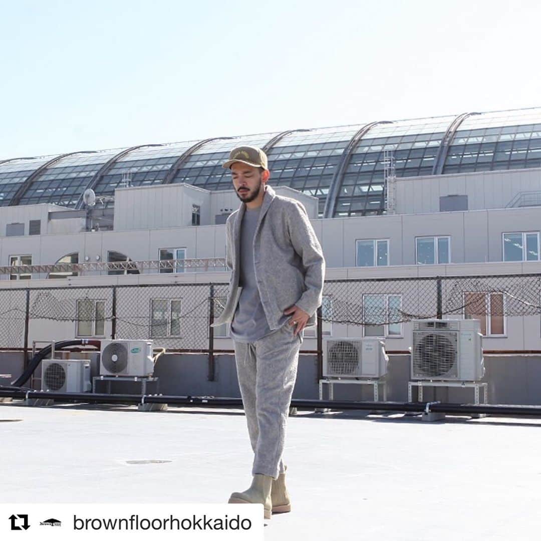 のインスタグラム：「#Repost @brownfloorhokkaido with @get_repost ・・・  ﻿ 【THING FABRICS】﻿ ﻿ 起毛加工を施したパイル地を採用したアンクルカットパンツ。﻿ ﻿ 起毛させたウール混のパイル地は空気を多く含み、あたたかく、軽快な穿き心地。﻿ ウエストはゴムと紐を採用し、裾にかけて自然にテーパードさせている。﻿ ﻿ MADE IN JAPAN﻿ ﻿ 『TF Ankle pants』﻿ ￥28,600﻿ ﻿ ﻿ #シングファブリックス #今治タオル #セレクトショップ #札幌セレクトショップ #札幌 #北海道 #メンズコーデ #メンズブランド #thingfabrics #madeinjapan」
