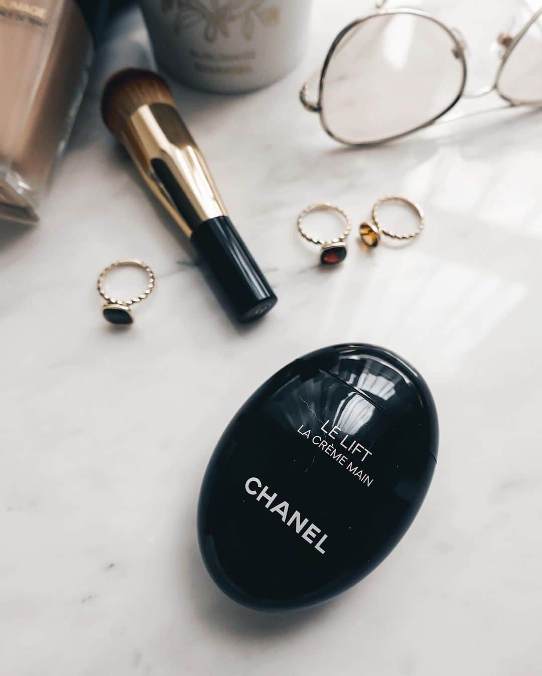 Ruby Kwanさんのインスタグラム写真 - (Ruby KwanInstagram)「My current daily things. 🖤🖤🖤 Happy Singles Day! #rougecloset #1111 #dailyessentials  @chanel.beauty #Sublimage #CHANELskincare @chanelofficial #chaneleyewear @brinkerandeliza @shopbop」11月11日 16時55分 - rougecloset