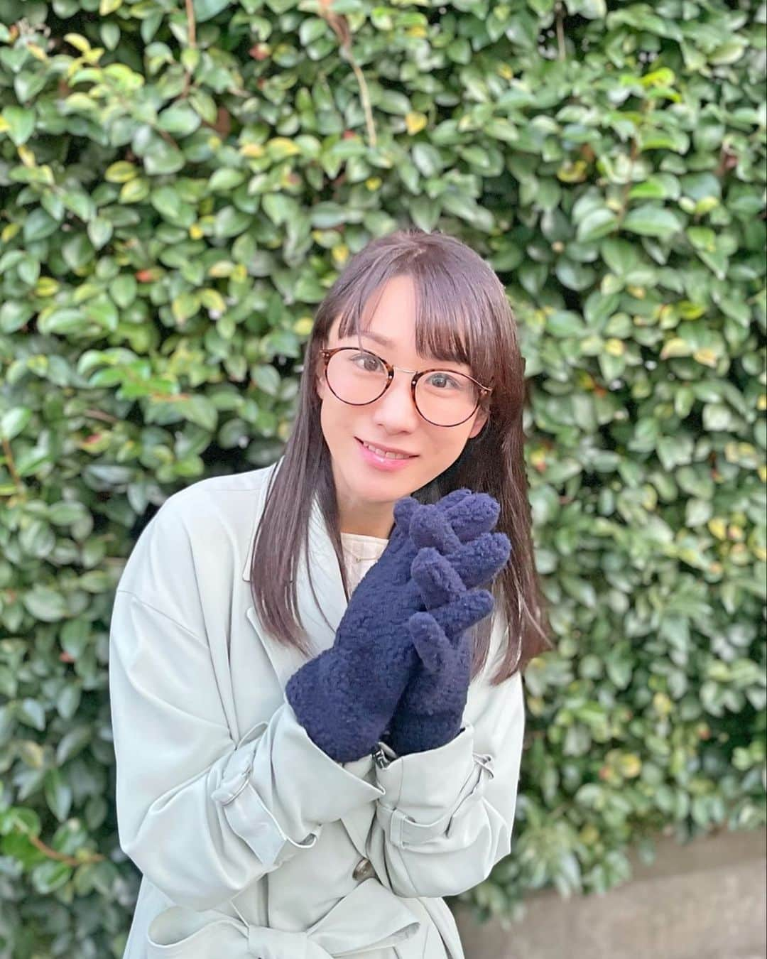 堂真理子さんのインスタグラム写真 - (堂真理子Instagram)「さ、寒いですね❄️今日は特に風が強くて空気が冷たく感じます😵 今季初のモコモコ手袋🧤を付けて、子供達のお迎えです‼️あったかい、、、✨  　#今日は寒い　#手袋　 　#テレビ朝日　#堂真理子　#アナウンサー」11月11日 16時50分 - mariko_do