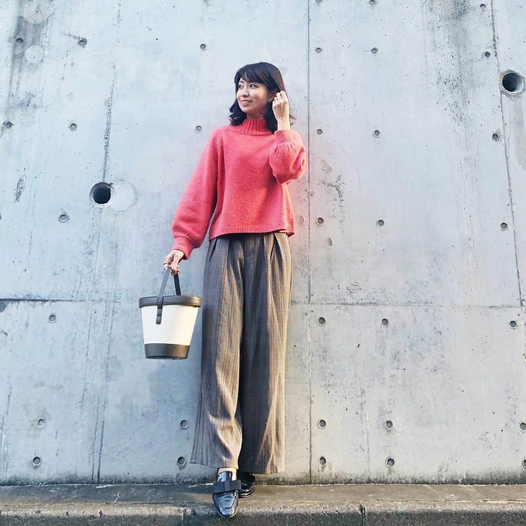 筧沙奈恵さんのインスタグラム写真 - (筧沙奈恵Instagram)「pink×brown ・ いつもベーシックカラーのお洋服ばかり！という方には、ニットで色ものを投入するのがおすすめ👍 ・ @kuih_store のコーラルピンクのウォッシャブルウールワイドネックニットプルオーバー、くすみのコーラルピンクでイエベ秋の私でも着れそう😍と思い選んだのですが、大正解！ ・ イエベさん全般的に似合いそうな絶妙カラーです👍 ・ チェックのワイドパンツにバケツバッグを合わせて、顔タイプアクティブキュートっぽく仕上げました♪ ・ #coat #AKTE #アクテ #knit #kuih #クイ #pants #fifth #フィフス #shoes #ZARA #ザラ #bag #soglia #ソグリア ・ #ママコーデ　#ママファッション　#イエベ秋　#イエベ秋コーデ　#骨格ナチュラル　#骨格ナチュラルコーデ　#顔タイプアクティブキュート　#顔タイプアクティブキュートコーデ #冬コーデ　#秋コーデ　#アラサーコーデ　#30代コーデ」11月11日 16時54分 - sanaekakei