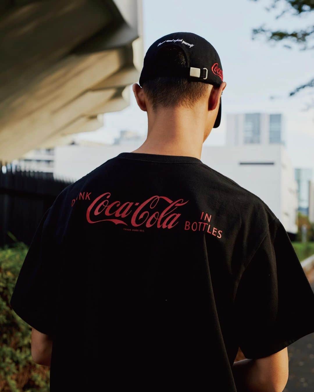 アトモスさんのインスタグラム写真 - (アトモスInstagram)「. 11/14(SAT)より、COCA-COLA x atmos20AW CAPUSULE COLLECTIONが登場。 毎シーズン定番の新作アパレルは、COCA-COLAロゴにフューチャーしたストリートライクなデザインのコレクションで、ジャケットからボトムス、キャップに⾄るまで幅広いラインナップで展開。そしてatmosでも⼈気の⾼いMAISON MIHARA YASUHIRO、オリジナルソールシリーズにatmosが別注を⼿がけた「Maison MIHARA YASUHIRO “COCA-COLA x atmos OG SOLE SNEAKER”」も同時リリース。 今作は⼿でこねた樹脂粘⼟をバルカナイズド製法で⼿掛け、その型を3DスキャンしたEVA素材を⽤いて作製されている。ユニークなスニーカーの左右に、カタカナと英語でCOCA-COLAのロゴプリントを施し、スペシャルなデザインの⼀⾜に仕上げた。COCA-COLAカラーでお馴染みのCOKE RED、定番のBLACKに加え、鮮やかなグラデーションが特徴のマルチカラーの3⾊展開でのリリースとなります。 本商品は2020年11⽉14⽇より、atmos OnlineShop、atmos各店にて販売致します。 ©︎2020 The Coca-Cola Company. All rights reserved. . From 11/14 (SAT), COCA-COLA x atmos20AW CAPUSULE COLLECTION will be released. The new apparel, which is a staple of each season, is a collection of street-like designs featuring the COCA-COLA logo, and is available in a wide lineup from jackets to bottoms and caps. Also, MAISON MIHARA YASUHIRO, who has a high level of humanity at atmos, and "Maison MIHARA YASUHIRO" COCA-COLA x atmos OG SOLE SNEAKER "", which atmos made a special order for the original sole series, will be released at the same time. "MAISON MIHARAYASUHIRO" started as a shoe brand in 1997. This work is made using EVA material, which is made by applying a resin sticky material kneaded by hand using a vulcanized manufacturing method and 3D scanning the mold.The COCA-COLA logo is printed in katakana and English on the left and right sides of the unique sneakers to create a specially designed sneaker. In addition to COKE RED, which is familiar with COCA-COLA colors, and the classic BLACK, it will be released in multi-colored three-color development featuring vivid gradation. For MIHARAYASUHIRO sneaker fans and those who like COCA-COLA, of course, it is finished in a special specification that colors the body. From November 14, 2020, this products will be on sale at the atmos Online Shop and atmos stores. . #atmos #atmostokyo #atmosjapan #cocacola #maisonmiharayasuhiro #miharayasuhiro #cola #mihara #アトモス #コカコーラ #ミハラヤスヒロ」11月11日 16時54分 - atmos_japan