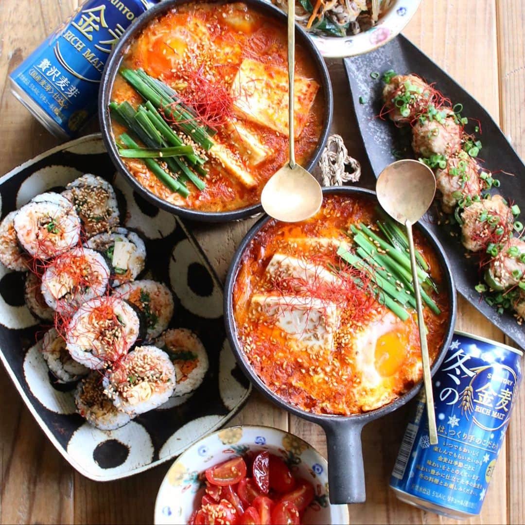 Atsukoのインスタグラム：「本日もサントリー様から頂いた金麦でおうちご飯。  今回金麦に合わせるのは韓国料理😋  ・  スンドゥブキムチチゲ  キンパ  チャプチェ  ピーマンのジョン  ミニトマトのナムル  ・  熱〜くて辛〜いチゲと金麦との相性さいこーか😂  金麦は毎日の食事と一緒に楽しめる味わいを目指して作られてるので、いつものご飯にも当然マッチ❤️  しかも金麦専門の醸造家が季節によって味わいまでほんのちょっと調える徹底ぶり😆👍さすがっ👏🏻  私は一年中金麦のんでますが、今回は缶が冬仕様ななってて。こーゆー楽しみがあるのもお気に入りの一つです✨  まだ金麦を飲んだことないー！て人がこれを機会に是非！！  そして今年の金麦アンバサダーも今回で最後となります。今年も皆様に金麦の良さをちゃんとお伝え出来たと信じておりますが💦今年も一年ありがとうございました🙏🙏  ・  #金麦のある食卓#藍のある食卓  #金麦#サントリー#食卓い#夕食#献立#晩酌#家庭料理#おうちごはん#ていねいな暮らし#金麦オフ#金麦ラガー @suntory_jp」