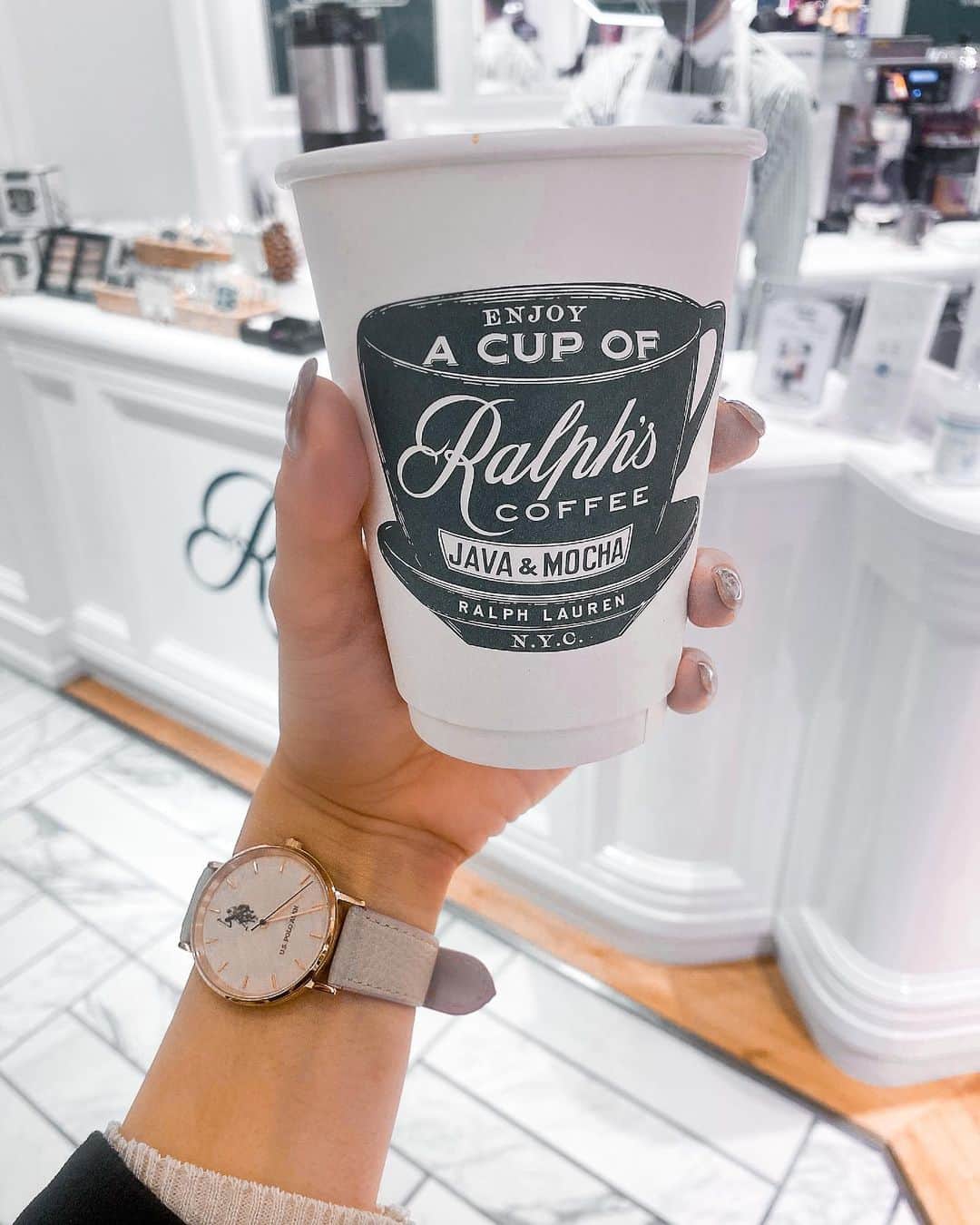Gabrielaさんのインスタグラム写真 - (GabrielaInstagram)「表参道店にオープンしてからずっと通ってる ラルフズコーヒーが　11/10に新宿 LUMINE 2に オープンしました！ テイクアウトスタイルで、気楽に買えるの🙂 いつもはキャラメルラテを頼むけど、今回は ルミネ新宿限定の「オレンジモカ」を飲んできました🥰 甘くて癒される❣️ お店は1Fにあるよ☝️ . . Ralph’s Coffee em Shinjuku Lumine 2❣️ . .  #ラルフズコーヒー #ralphscoffee @poloralphlauren @ralphscoffee ＠the_platinum_select #theplatinumselect ＃USポロ＃USポロwatch＃USポロ時計 ＃USPOLO時計」11月11日 16時59分 - rkgabriela
