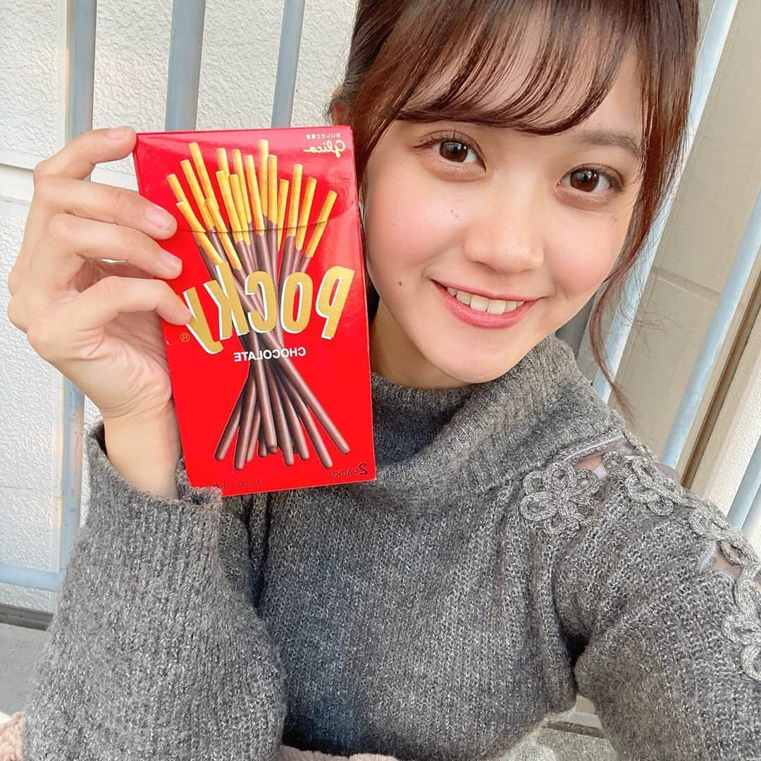 牧野莉奈のインスタグラム：「今日はポッキーの日ですよ☝🏻☝🏻💕 みんなポッキー食べた？  #ポッキーの日 #シェアハピ #ニットワンピース #ニットワンピ」