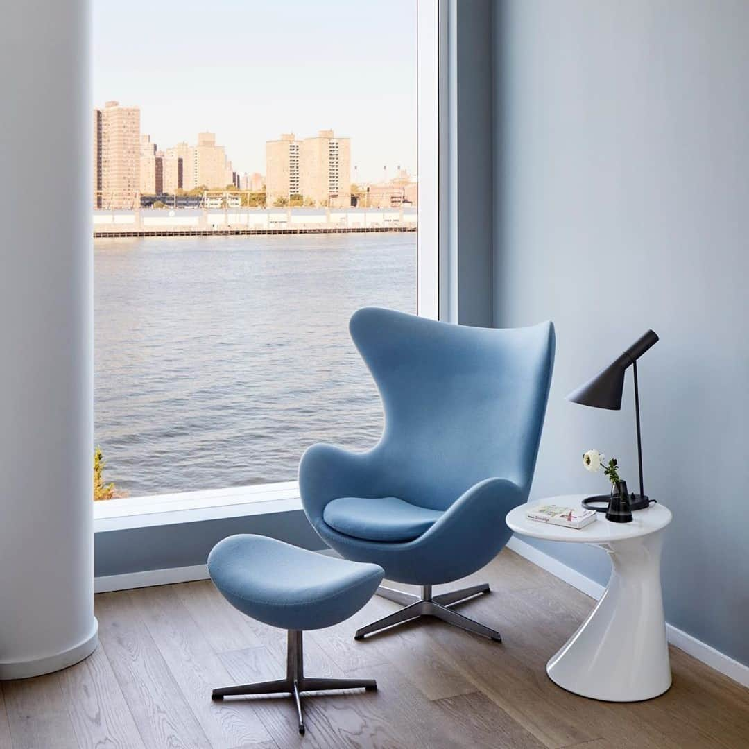 フリッツハンセンさんのインスタグラム写真 - (フリッツハンセンInstagram)「Something Blue |An Egg™ Lounge Chair by the sea  Photo by @dylanfchandler  Discover more via link in bio.  #fritzhansen #eggchair #arnejacobsen #loungechair #danishdesigner #danishdesign #livingroom  #프리츠한센  #フリッツハンセン」11月11日 17時00分 - fritzhansen