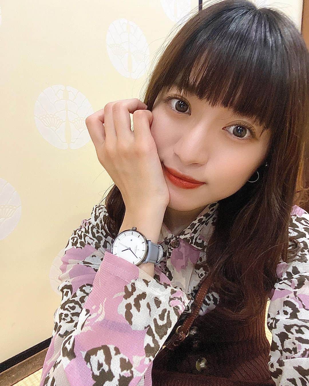 谷口萌衣子のインスタグラム：「新しく仲間入りした時計をつけてみた➿  シンプルで高級感のある北欧デザインで、どんな服にも合わせやすくてすっかりお気に入り、、！ベルトの色や素材をカスタムして選んだので、より愛着が湧きます☺︎  エコな生産方法に拘っているのも素敵🌱 私たちも購入すると、以下の3つの社会貢献プログラムへの参加を選択できますよ！  ・中央アフリカ共和国の方の1人に、2ヵ月間清潔な水を提供 ・インドの子供の1人に、1ヵ月間の教育 ・中南米の200平方メートルの熱帯雨林を保護  〜11/30まで期間限定で、以下のクーポンコードを使うと15%OFFで 購入できます😳 これから新社会人になる方や、プレゼントにもぜひ！ 【mtmcr】  #ミスキャンパス立命館 #nordgreen #ノードグリーン #腕時計  #腕時計好き #腕時計くら部 #革ベルト」