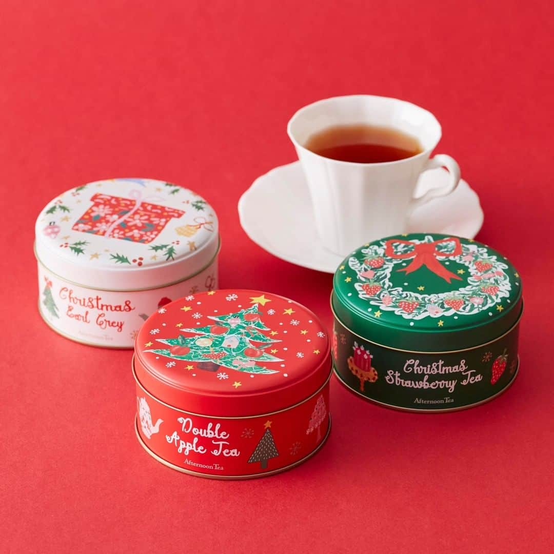 Afternoon Teaさんのインスタグラム写真 - (Afternoon TeaInstagram)「. ＼クリスマス限定商品／ 今年のクリスマス紅茶缶は、ドイツ在住のイラストレーター、ベリー・アクトゥグルさんが“Christmas Wonderland”をテーマに描いた限定デザインです。  ご自宅などでのティータイムの際、ぜひ蒸らし時間にソーサーなど（オフィスならメモ用紙などを使っても）でフタをしてみてくださいね。これだけで、ふわっと香りの立ち方が違います♪ . -------------------------------------------- #ダブルアップルティー -------------------------------------------- 2種のアップルフレーバーを掛け合わせた、アップルの香りが広がる華やかな紅茶。ベースはやわらかな甘みのあるアッサムリーフとニルギリのブレンド。ドライアップルやローズが冬のティータイムを彩ります。ミルクティーにもおすすめです。 . -------------------------------------------- #クリスマスストロベリーティー -------------------------------------------- アッサムリーフをベースにしたストロベリーフレーバーの紅茶。華やかなクリスマスリースをイメージして、ラズベリーチップ、愛らしい花びらをブレンド。ミルクにも合う冬にぴったりの紅茶です。 . -------------------------------------------- #クリスマスアールグレイ -------------------------------------------- アールグレイをベースにスイートオレンジの香りと、オレンジピール、レモングラスをブレンドした爽やかな香りが重なるクリスマス限定ブレンドです。 . ※ティーバッグ各8個入り。 ※11/5～の期間・数量限定販売です。なくなり次第終了となります。 ※展開店舗は商品により異なります。 ※Web Store（楽天市場）では取り扱い商品が異なるほか、販売を終了している場合があります。 ※写真はイメージです。 . . ［おいしいお茶の淹れ方］（カップ1杯分） 1.新鮮な水を沸騰させ、あらかじめ温めておいたカップに約200ml注ぎます。 2.カップの縁から静かにティーバッグを1個入れます。 3.ソーサーなどでフタをして3分蒸らし、ティーバッグを取り出します。 . . #アフタヌーンティーティールーム #アフタヌーンティー #AfternoonTeaTEAROOM #AfternoonTea」11月11日 17時00分 - afternoontea_official