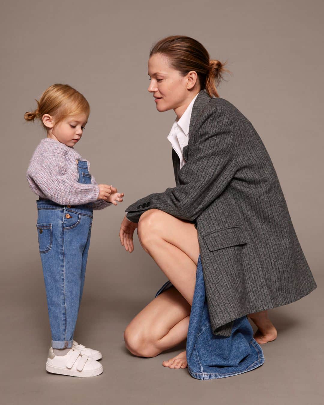 MANGOさんのインスタグラム写真 - (MANGOInstagram)「GIFT GUIDE • It’s time to start looking for the perfect gift! @kasiastruss and her daughter Alice have already found it in our special selection. Discover it at mango.com⁣ #MangoCollection #MangoKids」11月11日 17時03分 - mango