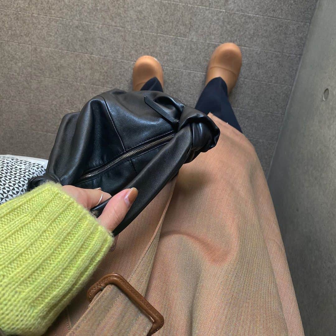 水野里砂のインスタグラム：「本日のポイントはneon yellow🍋 袖からちらっとね、  #riririのあしもと」