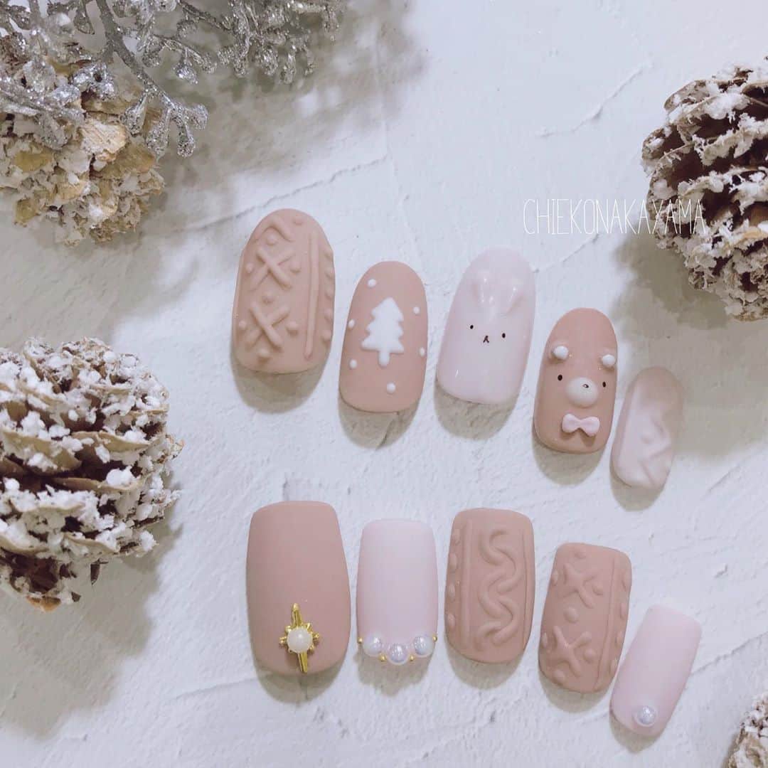 なかやまちえこのインスタグラム：「冬のほっこりネイル❄️⠀ ⠀ （インスタライブ使用商材は3枚目をご覧ください☺️🙏）⠀ Betty gel コスメカラー  ゆり、しづか、もえ⠀ きまぐれキャット ハイリッチ リッチブラック⠀ ⠀ @bettygel_official @pregelofficial @kimagure_cat_whim @prexyofficial @nail_premall @candypocket_official @joyartofficial ⠀ #nail #nails #nailart #ネイル #美甲 #ネイルアート  #japanesenailart #manucure #japanesenails #manicurist #gelnails #أظافر #네일아트 #미용 #vẽmóng #ngườiđẹp  #เพ้นท์เล็บ #искусствоногтя #artedeuñas #เพ้นท์เล็บเจล #ジェルネイルデザイン #ネイルデザイン #senikuku #nagelkunst #冬ネイル #winternails #ニットネイル #knitnails #くまネイル」