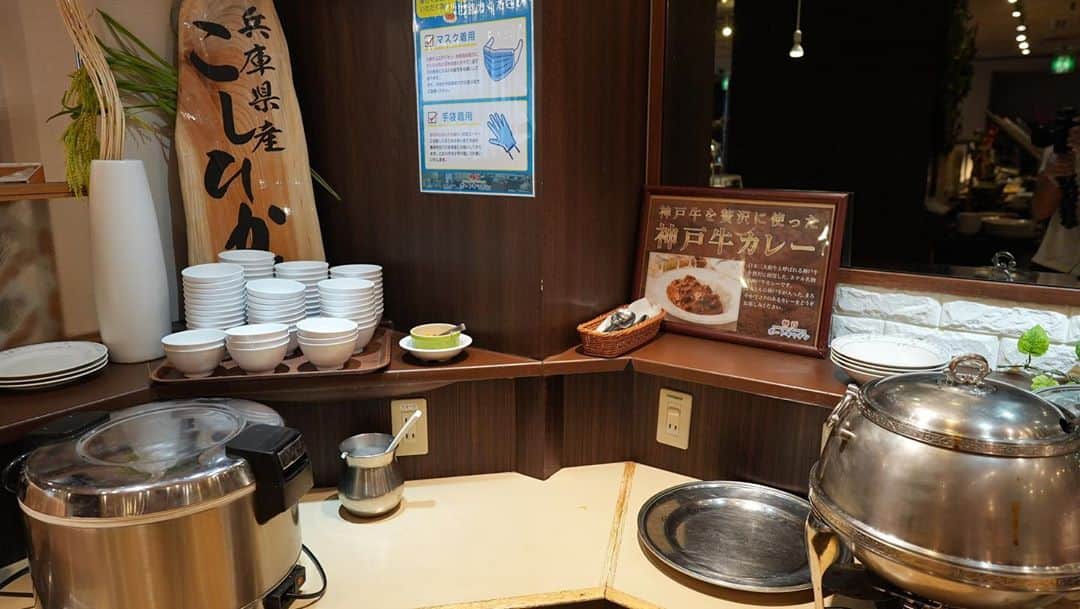 山本大希さんのインスタグラム写真 - (山本大希Instagram)「神戸の元町、ハーバーエリア、中華街などにほど近い、神戸ポートタワーホテルの宿泊レビューです。金曜日の宿泊だったこともあり、お子様連れを中心にほぼ満室になる盛況ぶり。朝食付きでも1名朝食つきで4,000円台でした。温泉もあり、朝から神戸牛カレーを食べることもでき、大満足でした。  続きはYouTubeで。  #神戸ポートタワーホテル #神戸 #ポートタワー #ポートタワーホテル #ホテル #元町 #中華街 #温泉 #サウナ #神戸牛 #カレー #神戸牛カレー #人工温泉 #gotoキャンペーン #gotoトラベル #goto #kobe #hotel #porttower #kobebeef #onsen #youtube #youtuber #youtubechannel #youtuber好きな人と繋がりたい #youtubers #youtubevideo #サウナ #サウナー #サウナイキタイ   @kobe_porttower_hotel」11月11日 17時11分 - youtuber_yamamoto
