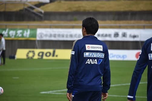 橋本英郎のインスタグラム：「【藤枝戦】 0対0の引き分け  途中出場しましたが、結果にコミットしきれませんでした。  次からまたまた3連戦。  YS横浜・熊本・福島。  この3連戦で終盤まで楽しめるか流れが決まってきそうですね。  まずは今週末土曜日、ホームゲーム。  １つずつですね！  みんなと喜べるよう準備しときます！  #fc今治  #橋本英郎  #練習着  #凄い  #スポンサー  #に囲まれている  #後ろ姿で気づく  #yoshimoto  #lawson  #ana  #bemac  #日本食研  #ushio  #deloitte  #きら病院  #愛媛新聞社  #sakurai」